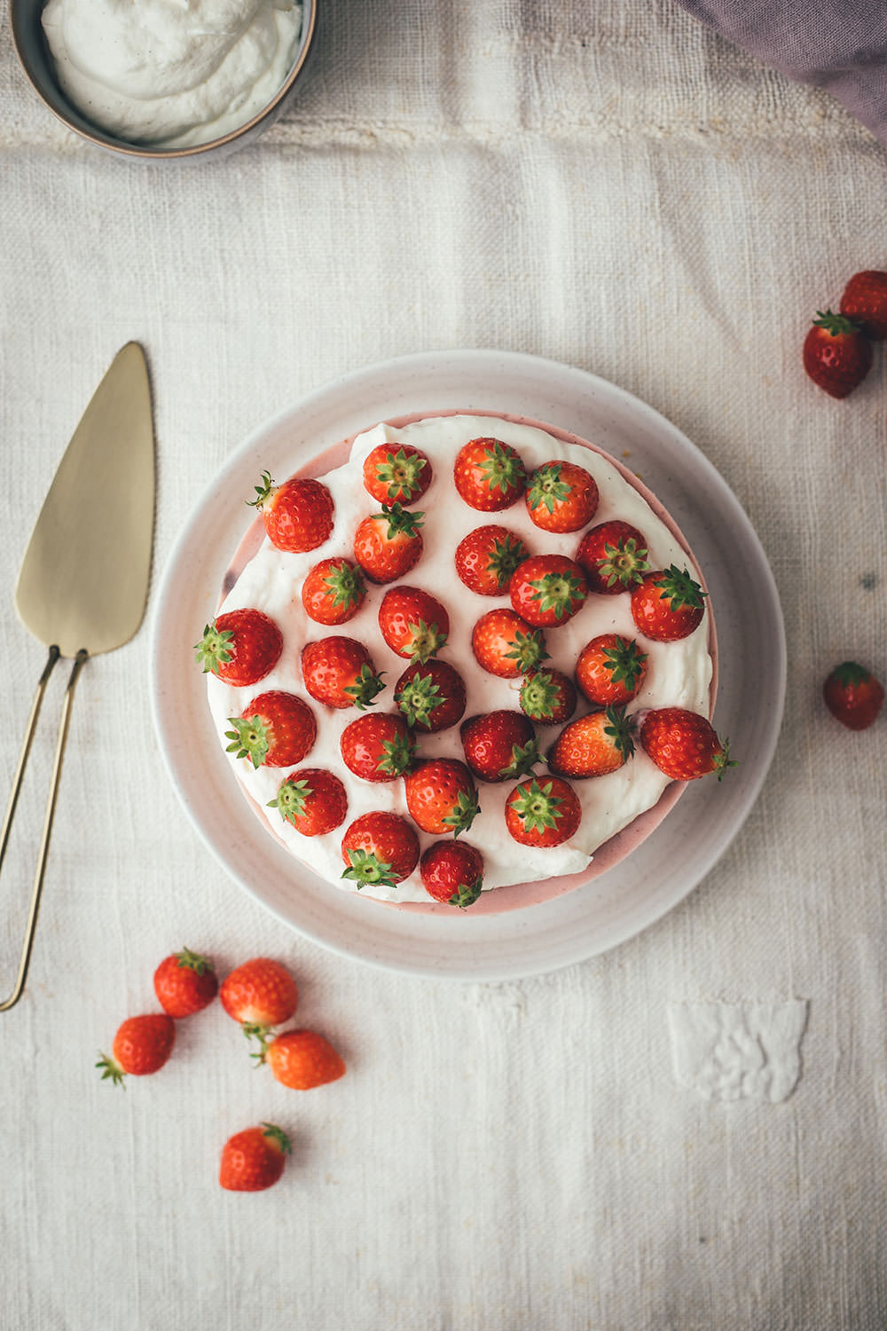 Rezept für Erdbeer Panna Cotta Torte | Kühlschrankkuchen – Kuchen ohne Backen | kleines feines Törtchen für den Sommer | moeyskitchen.com #erdbeerkuchen #erdbeertorte #erdbeeren #pannacotta #erdbeerpannacottatorte #kühlschrankkuchen #kühlschranktorte #tmdonnerstag #thermomix #tm5 #tm6 #tm31 #rezepte #foodblogger