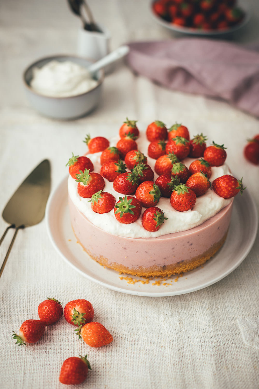 Rezept für Erdbeer Panna Cotta Torte | Kühlschrankkuchen – Kuchen ohne Backen | kleines feines Törtchen für den Sommer | moeyskitchen.com #erdbeerkuchen #erdbeertorte #erdbeeren #pannacotta #erdbeerpannacottatorte #kühlschrankkuchen #kühlschranktorte #tmdonnerstag #thermomix #tm5 #tm6 #tm31 #rezepte #foodblogger