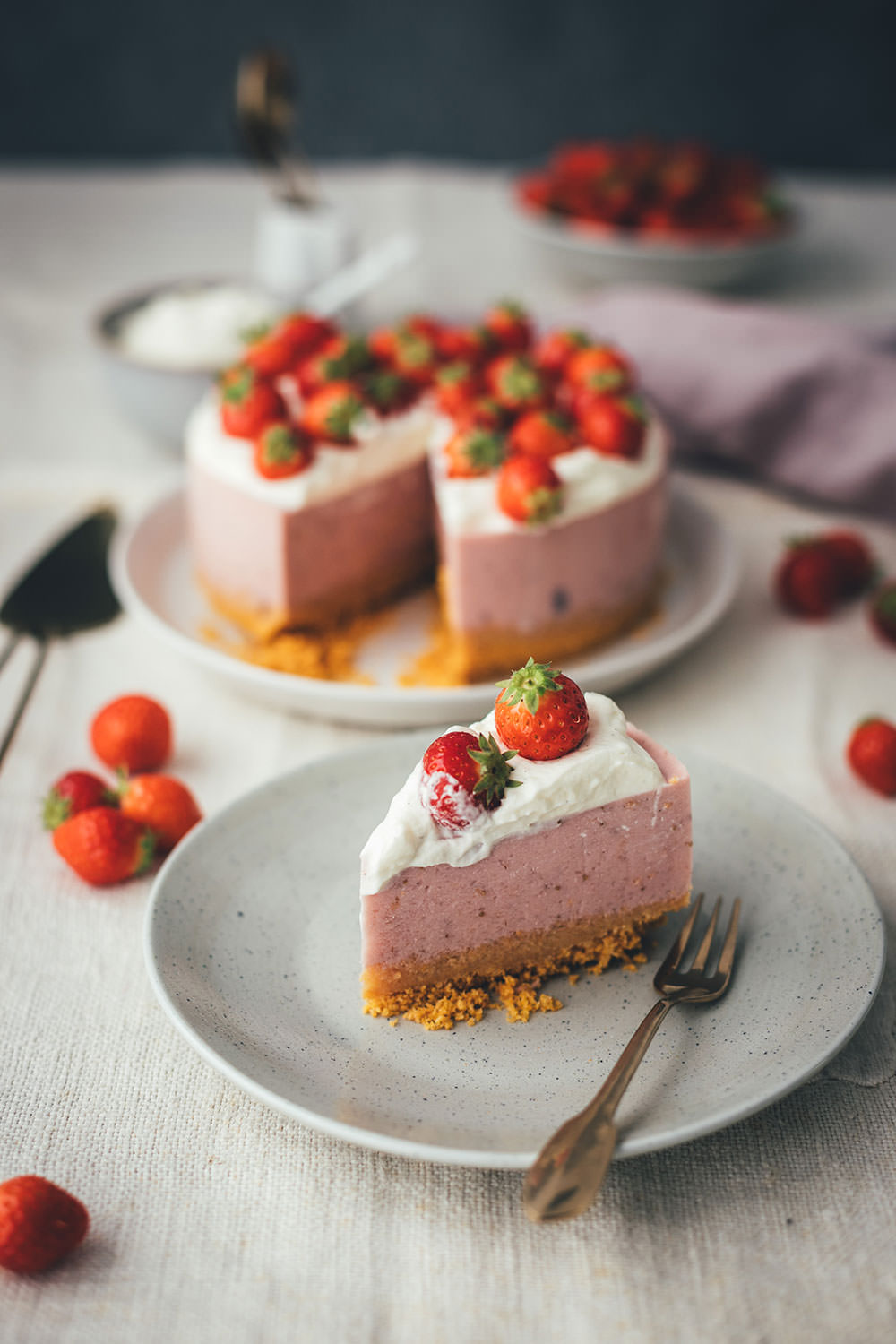 Rezept für Erdbeer Panna Cotta Torte | Kühlschrankkuchen – Kuchen ohne Backen | kleines feines Törtchen für den Sommer | moeyskitchen.com #erdbeerkuchen #erdbeertorte #erdbeeren #pannacotta #erdbeerpannacottatorte #kühlschrankkuchen #kühlschranktorte #tmdonnerstag #thermomix #tm5 #tm6 #tm31 #rezepte #foodblogger