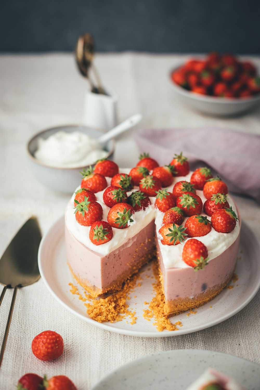 Rezept für Erdbeer Panna Cotta Torte | Kühlschrankkuchen – Kuchen ohne Backen | kleines feines Törtchen für den Sommer | moeyskitchen.com #erdbeerkuchen #erdbeertorte #erdbeeren #pannacotta #erdbeerpannacottatorte #kühlschrankkuchen #kühlschranktorte #tmdonnerstag #thermomix #tm5 #tm6 #tm31 #rezepte #foodblogger