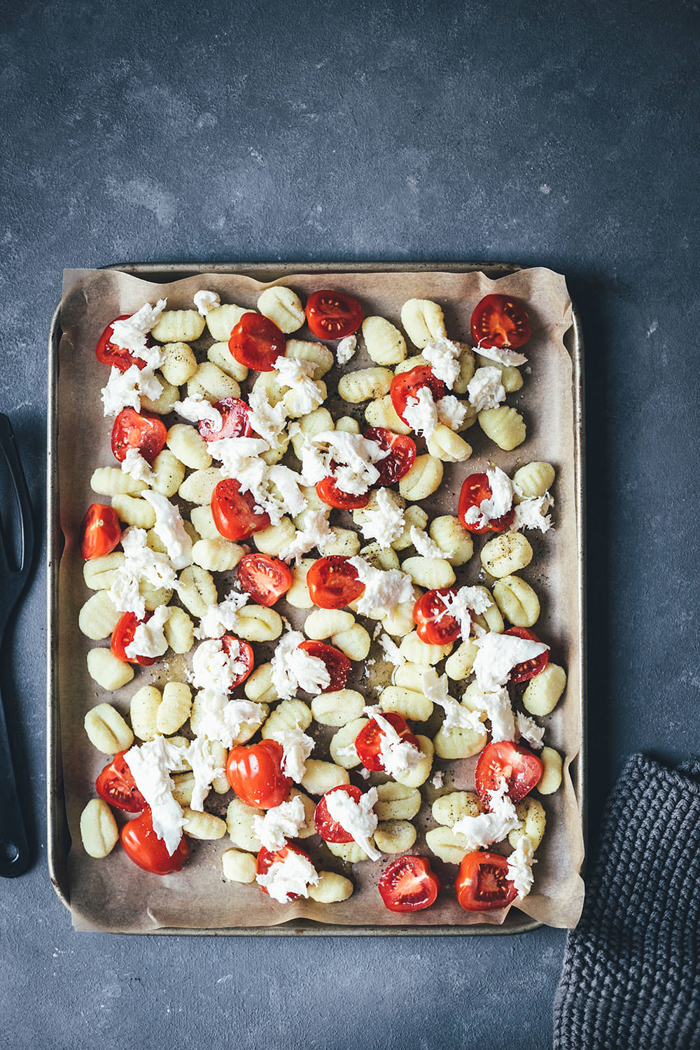 Rezept für Gnocchi mit Tomaten und Mozzarella – Fix vom Blech! | kinderleichtes Rezept mit nur 5-10 Minuten Arbeitswaufwand – den Rest erledigt der Ofen | Rezept für Kochanfänger, Nichtköche oder Kinder | moeyskitchen.com #gnocchi #tomaten #mozzarella #vegetarisch #ofengericht #vomblech #blechgericht #traybake #onepan #kochen #rezepte #foodblogger #kochenfürnichtköche #kochenfürkinder #kochenmitkindern #kochenfüreinsteiger #fixvomblech #fixaufdemtisch #fünfminutenküche #einfachkochen #kochenohneaufwand