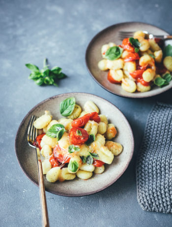 Rezept für Gnocchi mit Tomaten und Mozzarella – Fix vom Blech! | kinderleichtes Rezept mit nur 5-10 Minuten Arbeitswaufwand – den Rest erledigt der Ofen | Rezept für Kochanfänger, Nichtköche oder Kinder | moeyskitchen.com #gnocchi #tomaten #mozzarella #vegetarisch #ofengericht #vomblech #blechgericht #traybake #onepan #kochen #rezepte #foodblogger #kochenfürnichtköche #kochenfürkinder #kochenmitkindern #kochenfüreinsteiger #fixvomblech #fixaufdemtisch #fünfminutenküche #einfachkochen #kochenohneaufwand