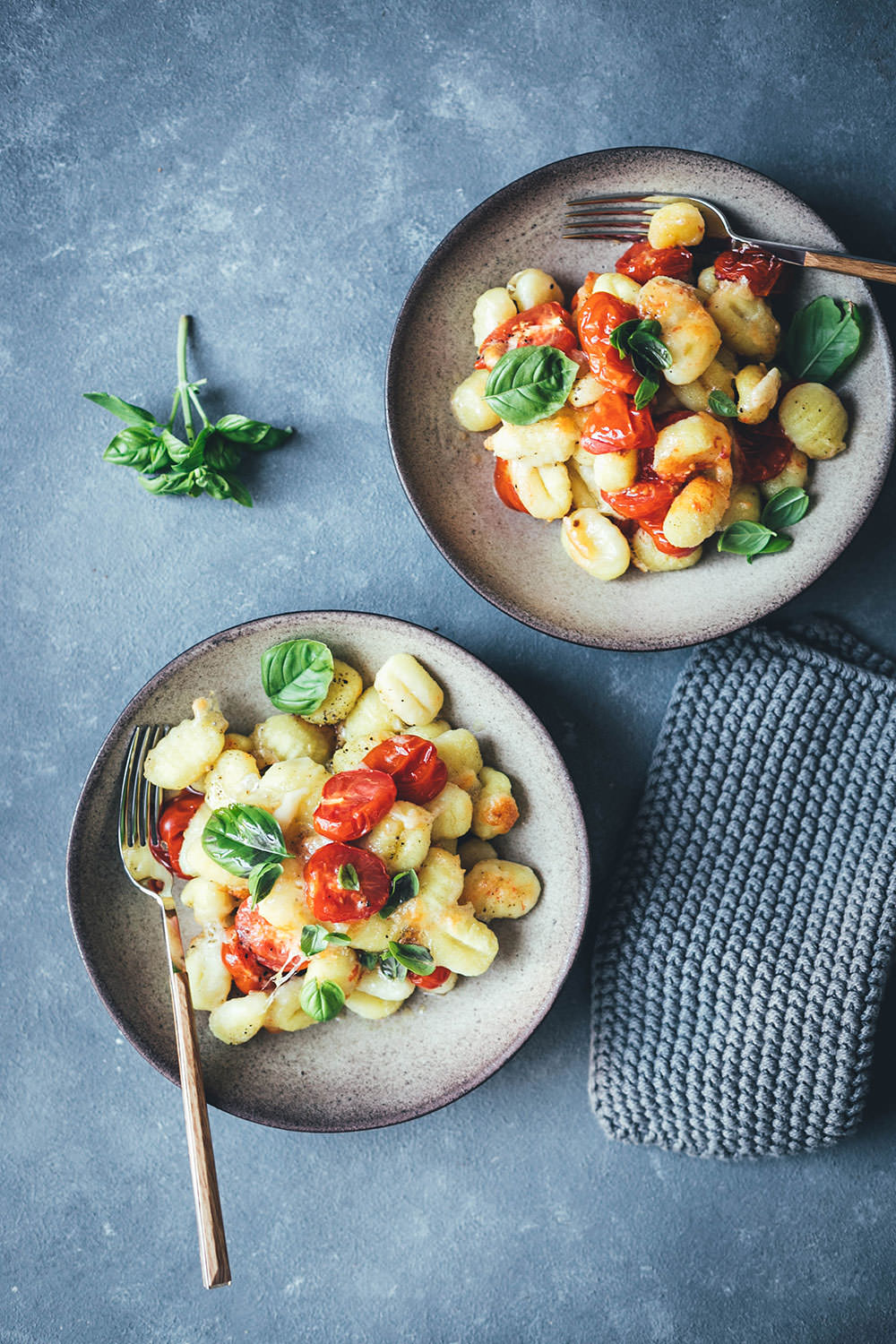Rezept für Gnocchi mit Tomaten und Mozzarella – Fix vom Blech! | kinderleichtes Rezept mit nur 5-10 Minuten Arbeitswaufwand – den Rest erledigt der Ofen | Rezept für Kochanfänger, Nichtköche oder Kinder | moeyskitchen.com #gnocchi #tomaten #mozzarella #vegetarisch #ofengericht #vomblech #blechgericht #traybake #onepan #kochen #rezepte #foodblogger #kochenfürnichtköche #kochenfürkinder #kochenmitkindern #kochenfüreinsteiger #fixvomblech #fixaufdemtisch #fünfminutenküche #einfachkochen #kochenohneaufwand