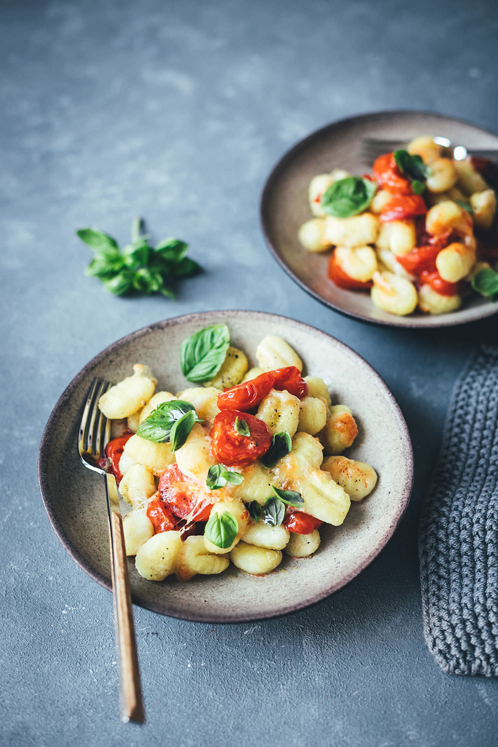 Rezept für Gnocchi mit Tomaten und Mozzarella – Fix vom Blech! | kinderleichtes Rezept mit nur 5-10 Minuten Arbeitswaufwand – den Rest erledigt der Ofen | Rezept für Kochanfänger, Nichtköche oder Kinder | moeyskitchen.com #gnocchi #tomaten #mozzarella #vegetarisch #ofengericht #vomblech #blechgericht #traybake #onepan #kochen #rezepte #foodblogger #kochenfürnichtköche #kochenfürkinder #kochenmitkindern #kochenfüreinsteiger #fixvomblech #fixaufdemtisch #fünfminutenküche #einfachkochen #kochenohneaufwand