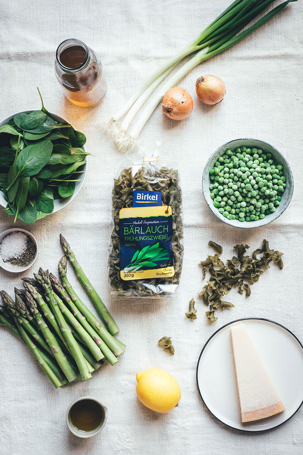 Rezept für grüne Frühsommer-Minestrone mit Pasta, grünem Spargel, Spinat, Erbsen und Parmesan | perfekt für die schnelle Feierabendküche oder Alltagsküche | Aus 1 mach 2: Mit Petersilien-Pesto, aufgeschlagenem Zitronen-Ricotta und Rauchmandeln wird die Minestrone gepimpt und eignet sich so perfekt für Gäste oder fürs Sonntagsessen | moeyskitchen.com (Werbung) #minestrone #suppe #pasta #frühling #frühsommer #rezepte #foodblogger #vegetarisch #nudelmachterfinderisch #birkel #nudelinspiration