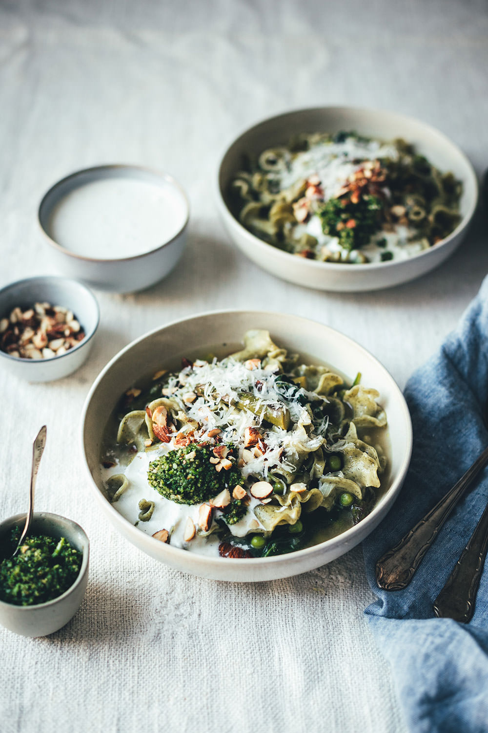 Rezept für grüne Frühsommer-Minestrone mit Pasta, grünem Spargel, Spinat, Erbsen und Parmesan | perfekt für die schnelle Feierabendküche oder Alltagsküche | Aus 1 mach 2: Mit Petersilien-Pesto, aufgeschlagenem Zitronen-Ricotta und Rauchmandeln wird die Minestrone gepimpt und eignet sich so perfekt für Gäste oder fürs Sonntagsessen | moeyskitchen.com (Werbung) #minestrone #suppe #pasta #frühling #frühsommer #rezepte #foodblogger #vegetarisch #nudelmachterfinderisch #birkel #nudelinspiration