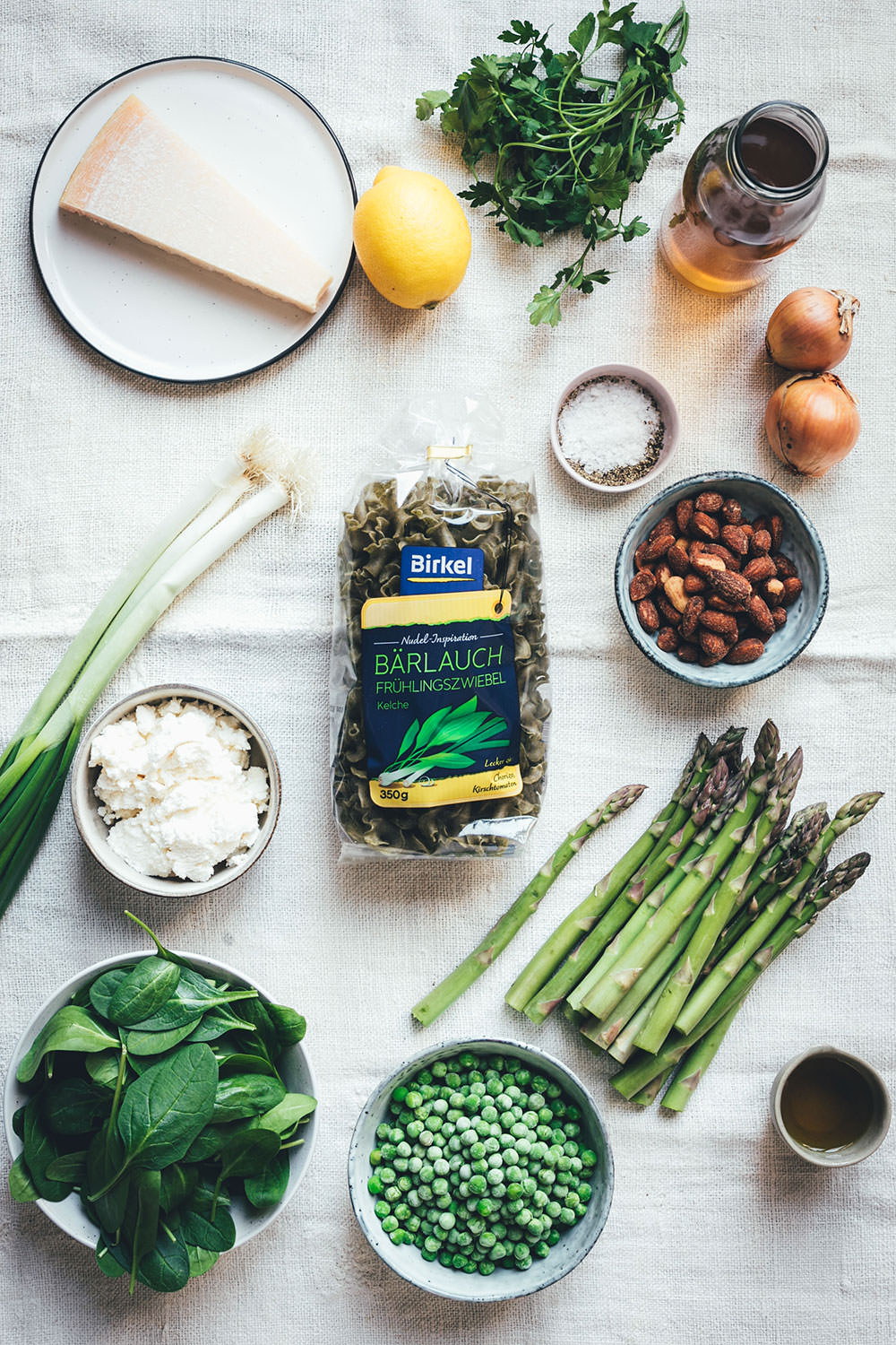 Rezept für grüne Frühsommer-Minestrone mit Pasta, grünem Spargel, Spinat, Erbsen und Parmesan | perfekt für die schnelle Feierabendküche oder Alltagsküche | Aus 1 mach 2: Mit Petersilien-Pesto, aufgeschlagenem Zitronen-Ricotta und Rauchmandeln wird die Minestrone gepimpt und eignet sich so perfekt für Gäste oder fürs Sonntagsessen | moeyskitchen.com (Werbung) #minestrone #suppe #pasta #frühling #frühsommer #rezepte #foodblogger #vegetarisch #nudelmachterfinderisch #birkel #nudelinspiration
