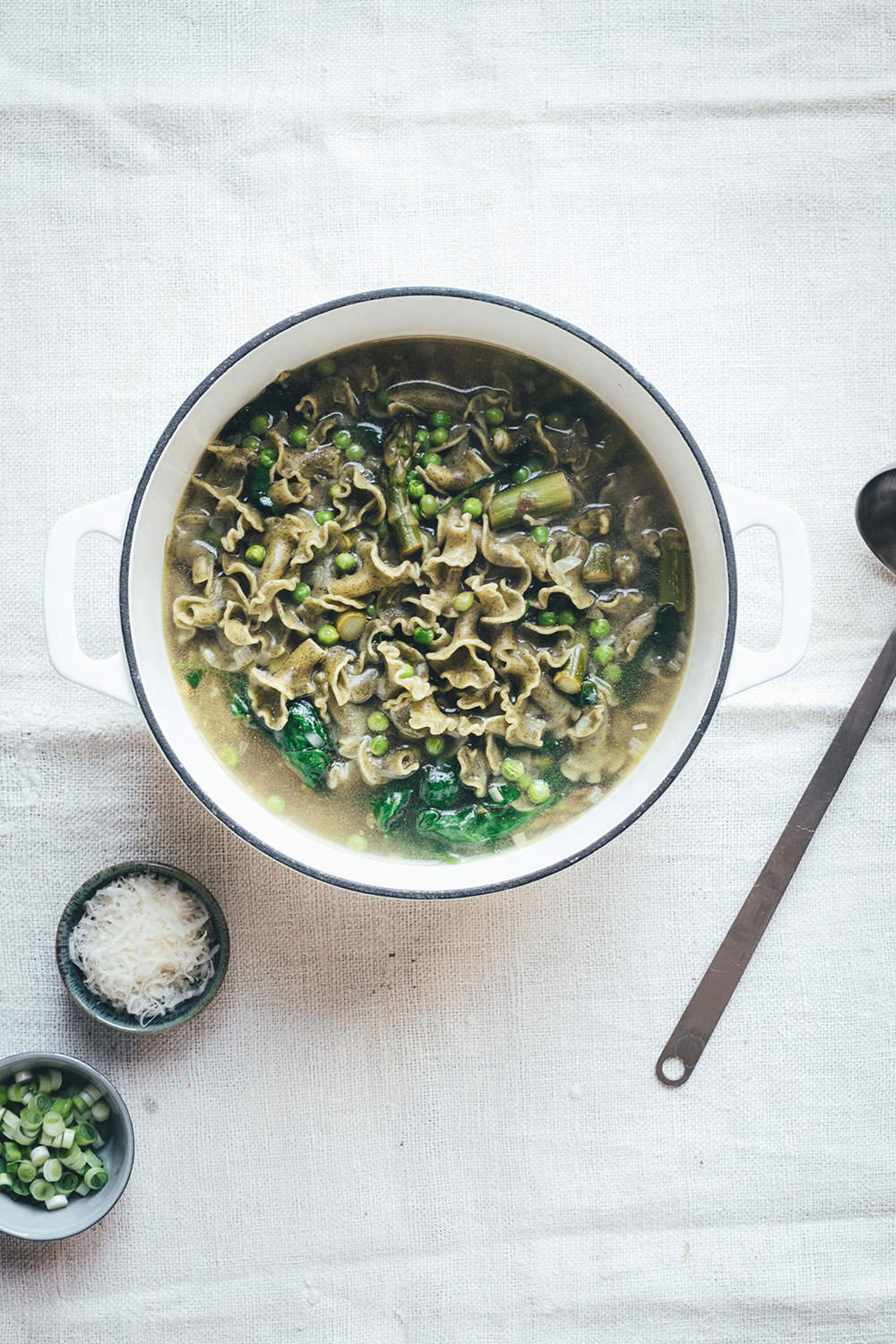 Rezept für grüne Frühsommer-Minestrone mit Pasta, grünem Spargel, Spinat, Erbsen und Parmesan | perfekt für die schnelle Feierabendküche oder Alltagsküche | Aus 1 mach 2: Mit Petersilien-Pesto, aufgeschlagenem Zitronen-Ricotta und Rauchmandeln wird die Minestrone gepimpt und eignet sich so perfekt für Gäste oder fürs Sonntagsessen | moeyskitchen.com (Werbung) #minestrone #suppe #pasta #frühling #frühsommer #rezepte #foodblogger #vegetarisch #nudelmachterfinderisch #birkel #nudelinspiration