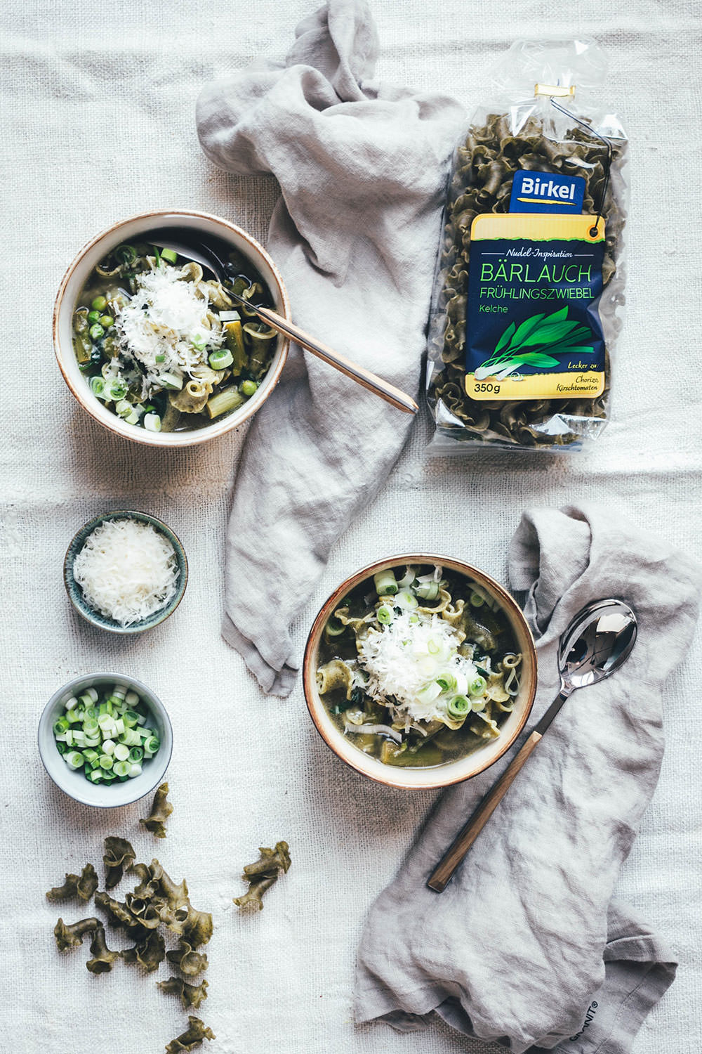 Rezept für grüne Frühsommer-Minestrone mit Pasta, grünem Spargel, Spinat, Erbsen und Parmesan | perfekt für die schnelle Feierabendküche oder Alltagsküche | Aus 1 mach 2: Mit Petersilien-Pesto, aufgeschlagenem Zitronen-Ricotta und Rauchmandeln wird die Minestrone gepimpt und eignet sich so perfekt für Gäste oder fürs Sonntagsessen | moeyskitchen.com (Werbung) #minestrone #suppe #pasta #frühling #frühsommer #rezepte #foodblogger #vegetarisch #nudelmachterfinderisch #birkel #nudelinspiration