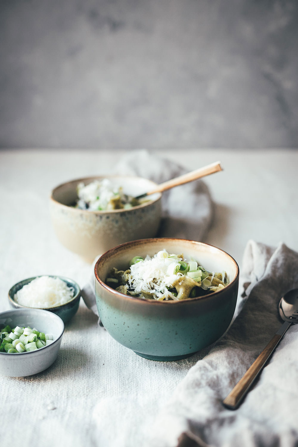 Rezept für grüne Frühsommer-Minestrone mit Pasta, grünem Spargel, Spinat, Erbsen und Parmesan | perfekt für die schnelle Feierabendküche oder Alltagsküche | Aus 1 mach 2: Mit Petersilien-Pesto, aufgeschlagenem Zitronen-Ricotta und Rauchmandeln wird die Minestrone gepimpt und eignet sich so perfekt für Gäste oder fürs Sonntagsessen | moeyskitchen.com (Werbung) #minestrone #suppe #pasta #frühling #frühsommer #rezepte #foodblogger #vegetarisch #nudelmachterfinderisch #birkel #nudelinspiration