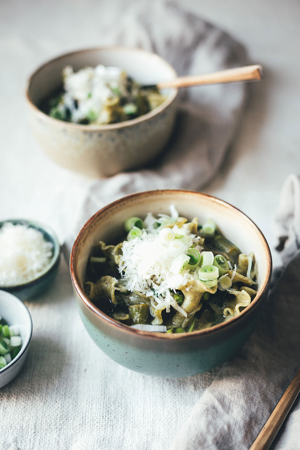 Rezept für grüne Frühsommer-Minestrone mit Pasta, grünem Spargel, Spinat, Erbsen und Parmesan | perfekt für die schnelle Feierabendküche oder Alltagsküche | Aus 1 mach 2: Mit Petersilien-Pesto, aufgeschlagenem Zitronen-Ricotta und Rauchmandeln wird die Minestrone gepimpt und eignet sich so perfekt für Gäste oder fürs Sonntagsessen | moeyskitchen.com (Werbung) #minestrone #suppe #pasta #frühling #frühsommer #rezepte #foodblogger #vegetarisch #nudelmachterfinderisch #birkel #nudelinspiration