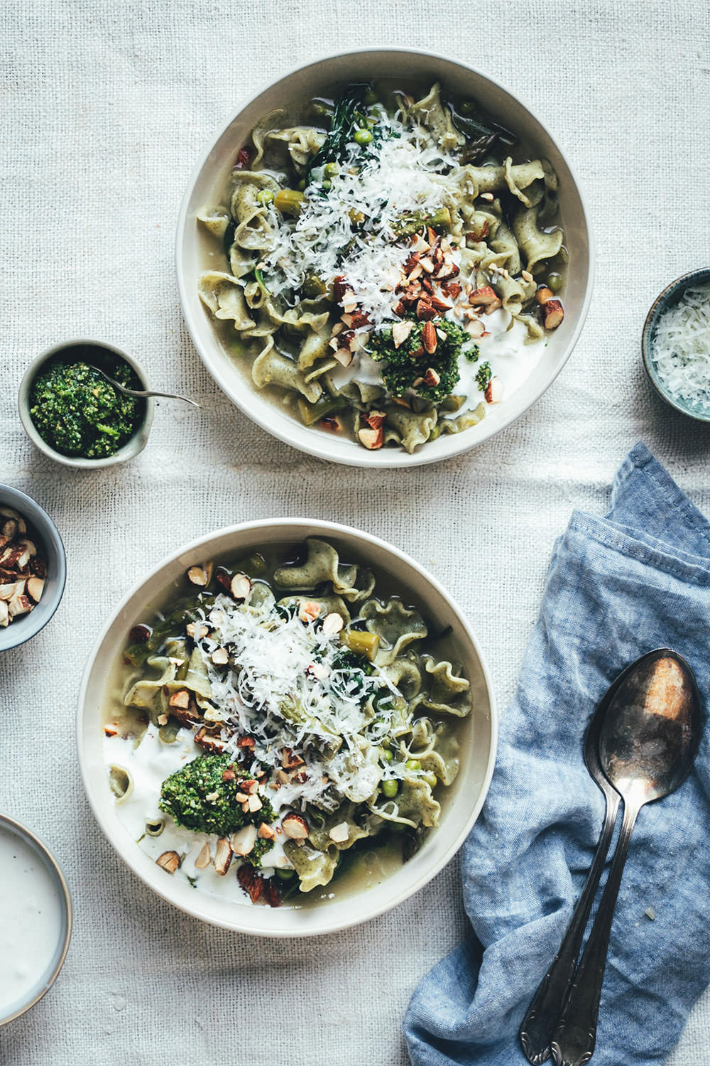 Rezept für grüne Frühsommer-Minestrone mit Pasta, grünem Spargel, Spinat, Erbsen und Parmesan | perfekt für die schnelle Feierabendküche oder Alltagsküche | Aus 1 mach 2: Mit Petersilien-Pesto, aufgeschlagenem Zitronen-Ricotta und Rauchmandeln wird die Minestrone gepimpt und eignet sich so perfekt für Gäste oder fürs Sonntagsessen | moeyskitchen.com (Werbung) #minestrone #suppe #pasta #frühling #frühsommer #rezepte #foodblogger #vegetarisch #nudelmachterfinderisch #birkel #nudelinspiration