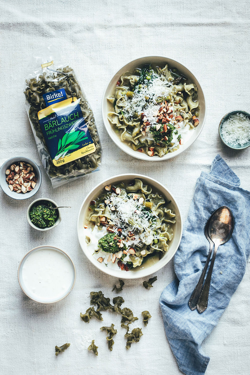 Rezept für grüne Frühsommer-Minestrone mit Pasta, grünem Spargel, Spinat, Erbsen und Parmesan | perfekt für die schnelle Feierabendküche oder Alltagsküche | Aus 1 mach 2: Mit Petersilien-Pesto, aufgeschlagenem Zitronen-Ricotta und Rauchmandeln wird die Minestrone gepimpt und eignet sich so perfekt für Gäste oder fürs Sonntagsessen | moeyskitchen.com (Werbung) #minestrone #suppe #pasta #frühling #frühsommer #rezepte #foodblogger #vegetarisch #nudelmachterfinderisch #birkel #nudelinspiration