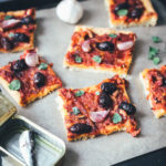 Rezept für Sardenaira: ligurische Focaccia – Pizza mal anders | knuspriger Hefeteig mit reichlich Olivenöl, Tomatensauce, Sardinen, Oliven und Knoblauche | moeyskitchen.com #sardenaira #focaccia #pizza #italienisch #italienischeküche #kochen #rezepte #foodblogger #backen #hefeteig