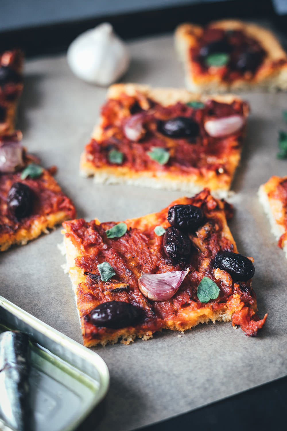 Rezept für Sardenaira: ligurische Focaccia – Pizza mal anders | knuspriger Hefeteig mit reichlich Olivenöl, Tomatensauce, Sardinen, Oliven und Knoblauche | moeyskitchen.com #sardenaira #focaccia #pizza #italienisch #italienischeküche #kochen #rezepte #foodblogger #backen #hefeteig