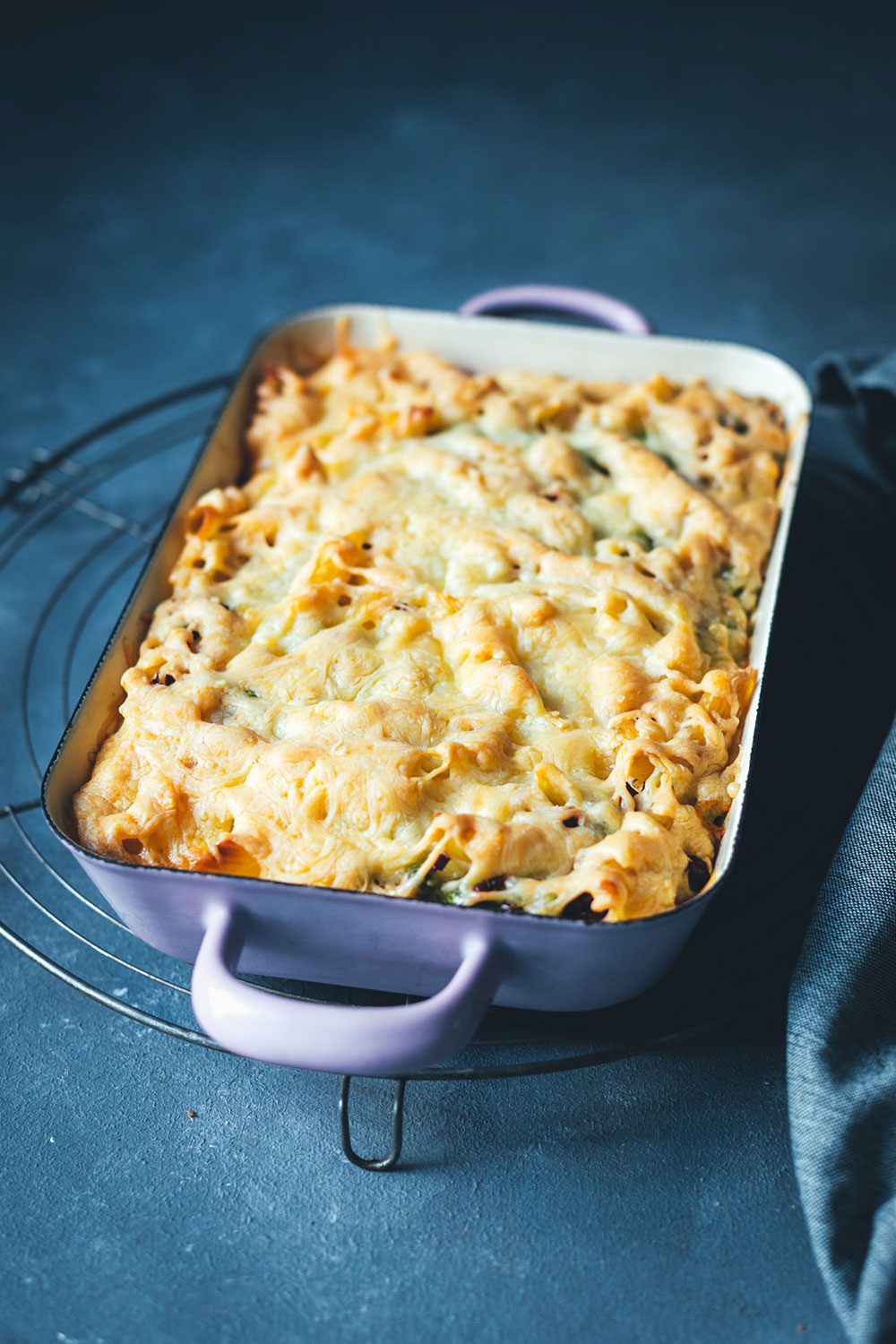 Schneller Nudelauflauf – fix auf dem Tisch: Rezept für Auflauf mit Penne, Erbsen, Speck, Eier-Sahne und Gouda | schnelle Feierabendküche für die ganze Familie - einfaches Grundrezept mit Abwandlungen | moeyskitchen.com #nudelauflauf #auflauf #pasta #nudeln #rezepte #foodblogger #schnelleküche #kochen