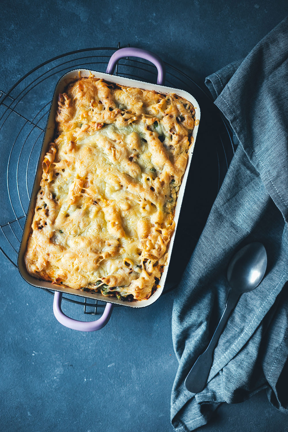 Schneller Nudelauflauf – fix auf dem Tisch: Rezept für Auflauf mit Penne, Erbsen, Speck, Eier-Sahne und Gouda | schnelle Feierabendküche für die ganze Familie - einfaches Grundrezept mit Abwandlungen | moeyskitchen.com #nudelauflauf #auflauf #pasta #nudeln #rezepte #foodblogger #schnelleküche #kochen
