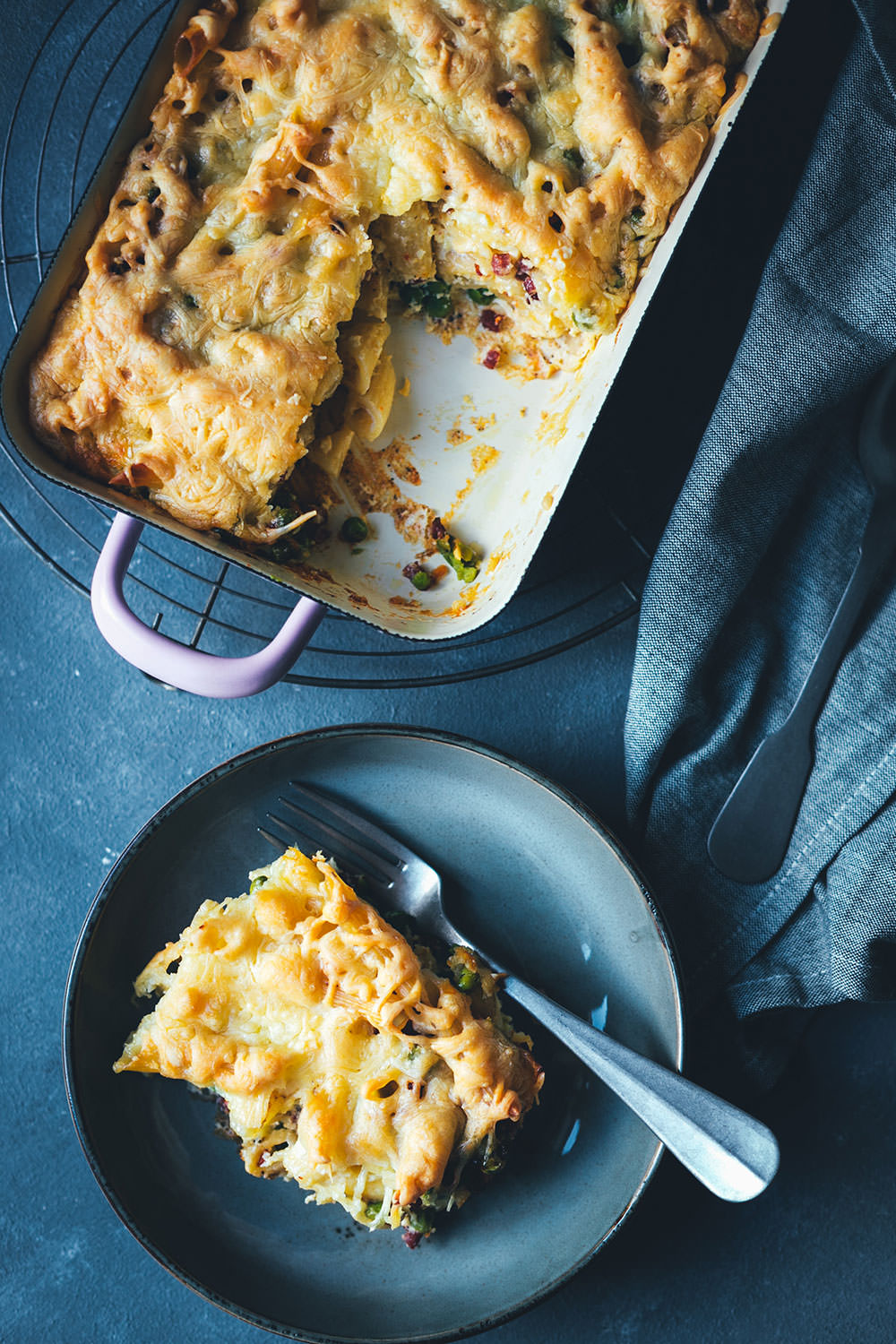 Schneller Nudelauflauf – fix auf dem Tisch: Rezept für Auflauf mit Penne, Erbsen, Speck, Eier-Sahne und Gouda | schnelle Feierabendküche für die ganze Familie - einfaches Grundrezept mit Abwandlungen | moeyskitchen.com #nudelauflauf #auflauf #pasta #nudeln #rezepte #foodblogger #schnelleküche #kochen