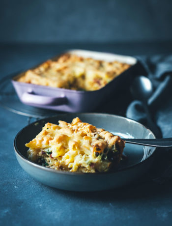 Schneller Nudelauflauf – fix auf dem Tisch: Rezept für Auflauf mit Penne, Erbsen, Speck, Eier-Sahne und Gouda | schnelle Feierabendküche für die ganze Familie - einfaches Grundrezept mit Abwandlungen | moeyskitchen.com #nudelauflauf #auflauf #pasta #nudeln #rezepte #foodblogger #schnelleküche #kochen