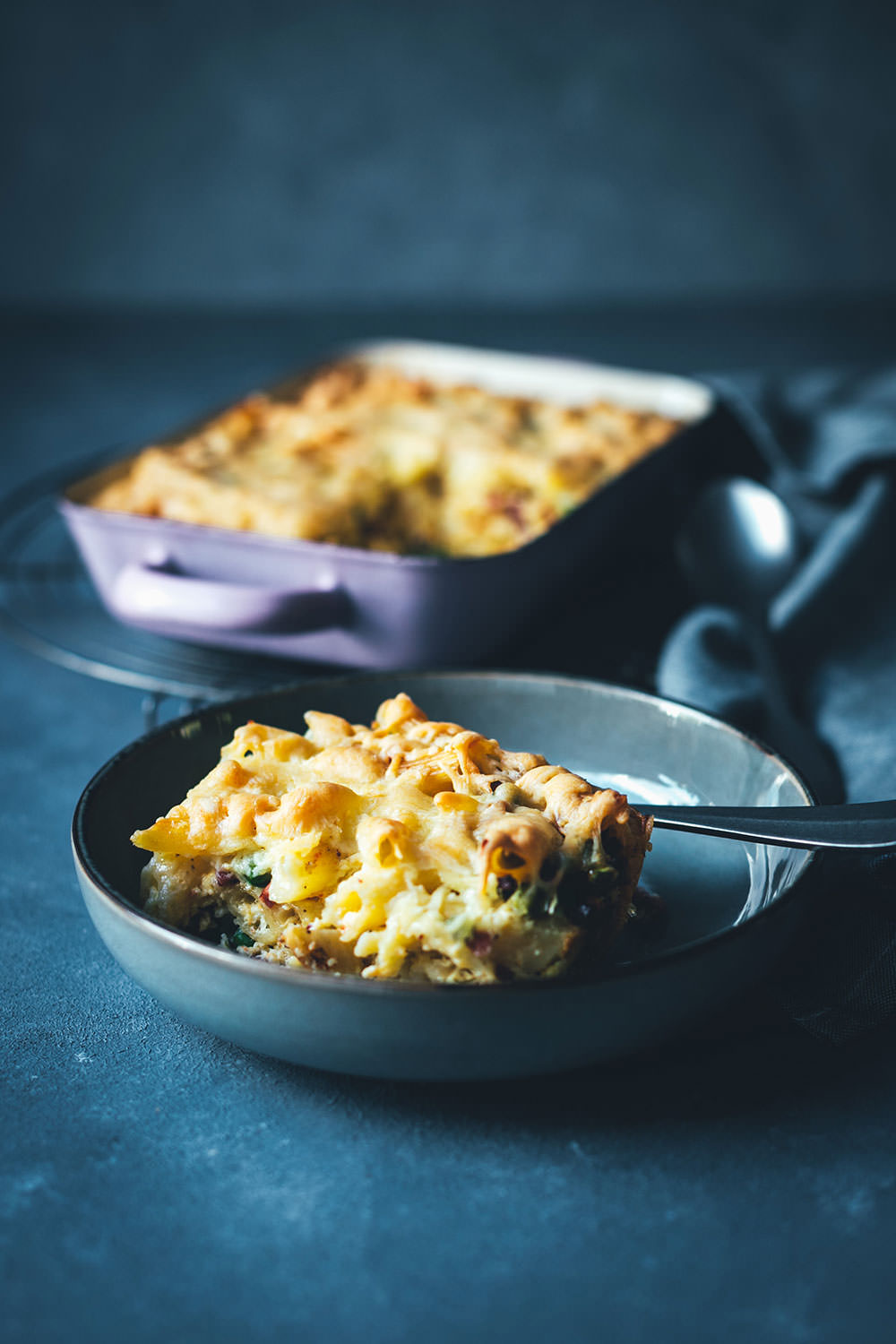 Schneller Nudelauflauf – fix auf dem Tisch: Rezept für Auflauf mit Penne, Erbsen, Speck, Eier-Sahne und Gouda | schnelle Feierabendküche für die ganze Familie - einfaches Grundrezept mit Abwandlungen | moeyskitchen.com #nudelauflauf #auflauf #pasta #nudeln #rezepte #foodblogger #schnelleküche #kochen
