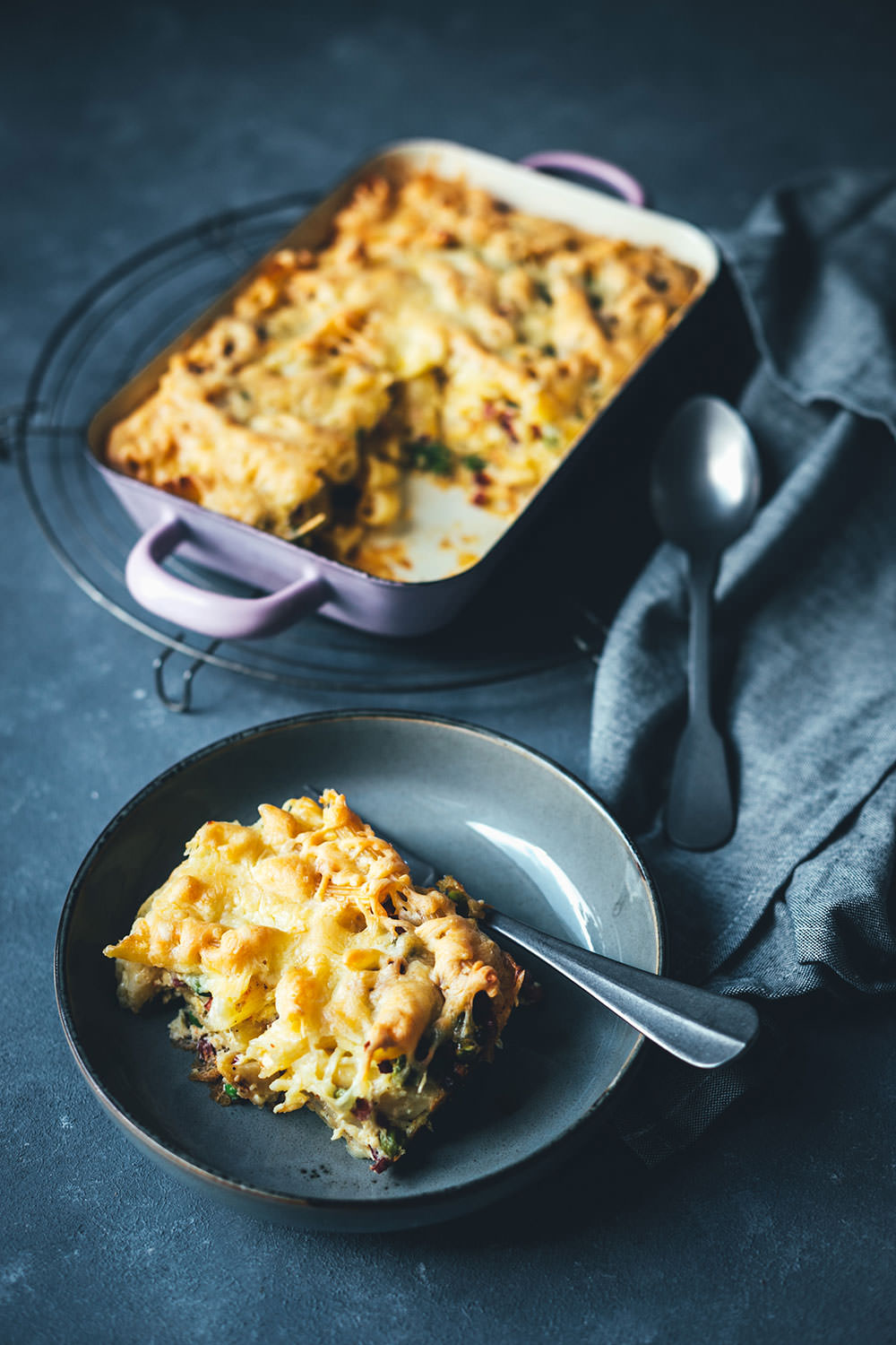 Schneller Nudelauflauf – fix auf dem Tisch: Rezept für Auflauf mit Penne, Erbsen, Speck, Eier-Sahne und Gouda | schnelle Feierabendküche für die ganze Familie - einfaches Grundrezept mit Abwandlungen | moeyskitchen.com #nudelauflauf #auflauf #pasta #nudeln #rezepte #foodblogger #schnelleküche #kochen