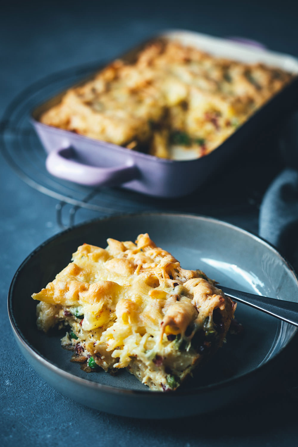 Schneller Nudelauflauf – fix auf dem Tisch: Rezept für Auflauf mit Penne, Erbsen, Speck, Eier-Sahne und Gouda | schnelle Feierabendküche für die ganze Familie - einfaches Grundrezept mit Abwandlungen | moeyskitchen.com #nudelauflauf #auflauf #pasta #nudeln #rezepte #foodblogger #schnelleküche #kochen