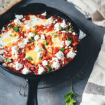 Seitliche Ansicht einer Pfanne mit fertig im Ofen gegarter Shakshuka | moeyskitchen.com