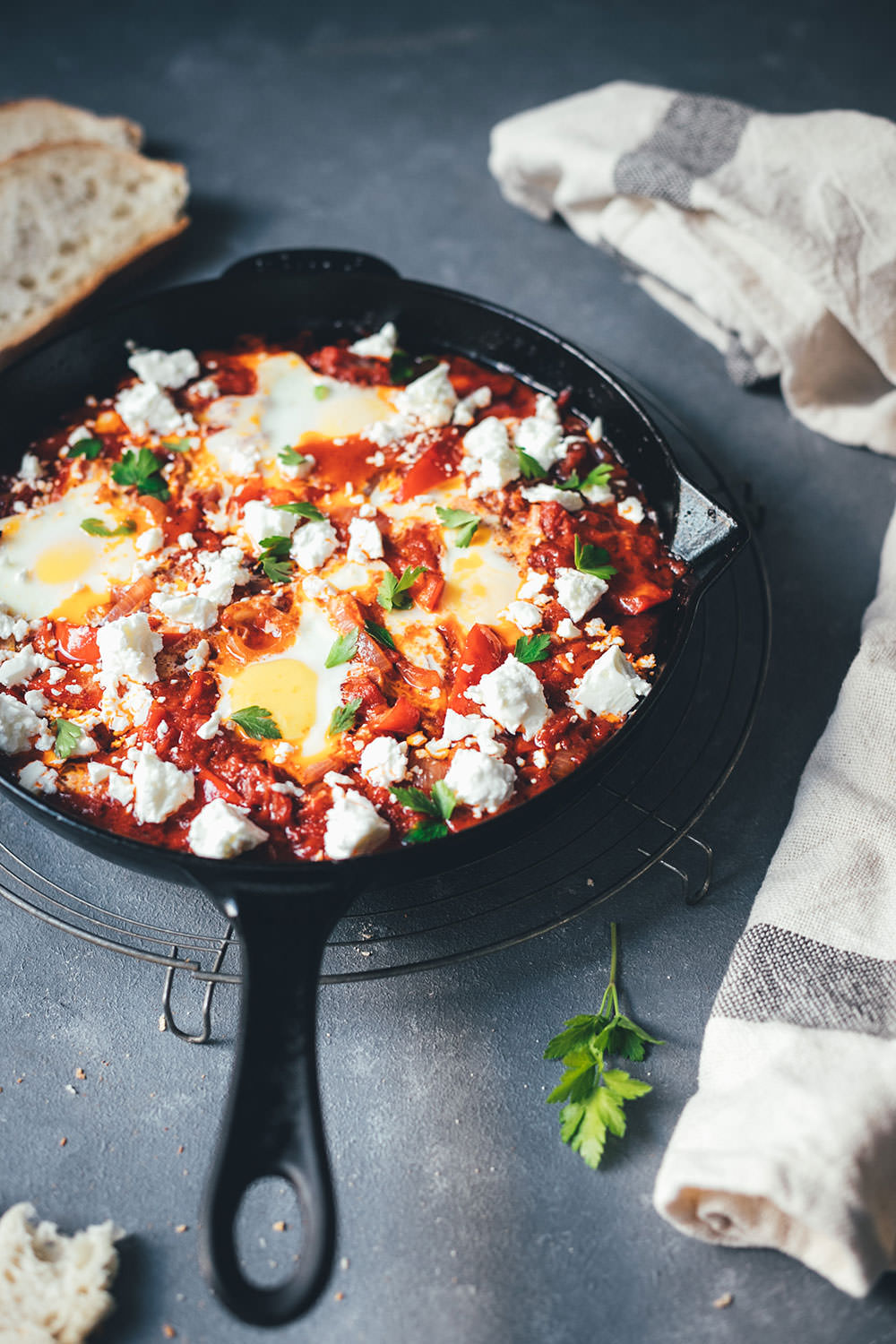 Seitliche Ansicht einer Pfanne mit fertig im Ofen gegarter Shakshuka | moeyskitchen.com