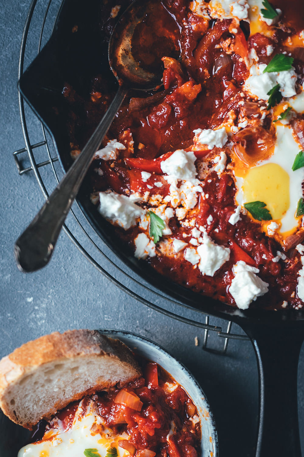 Topshot Aufnahme Shakshuka Rezept aus dem Ofen - man sieht die cremige Sauce und einen Löffel darin | moeyskitchen.com