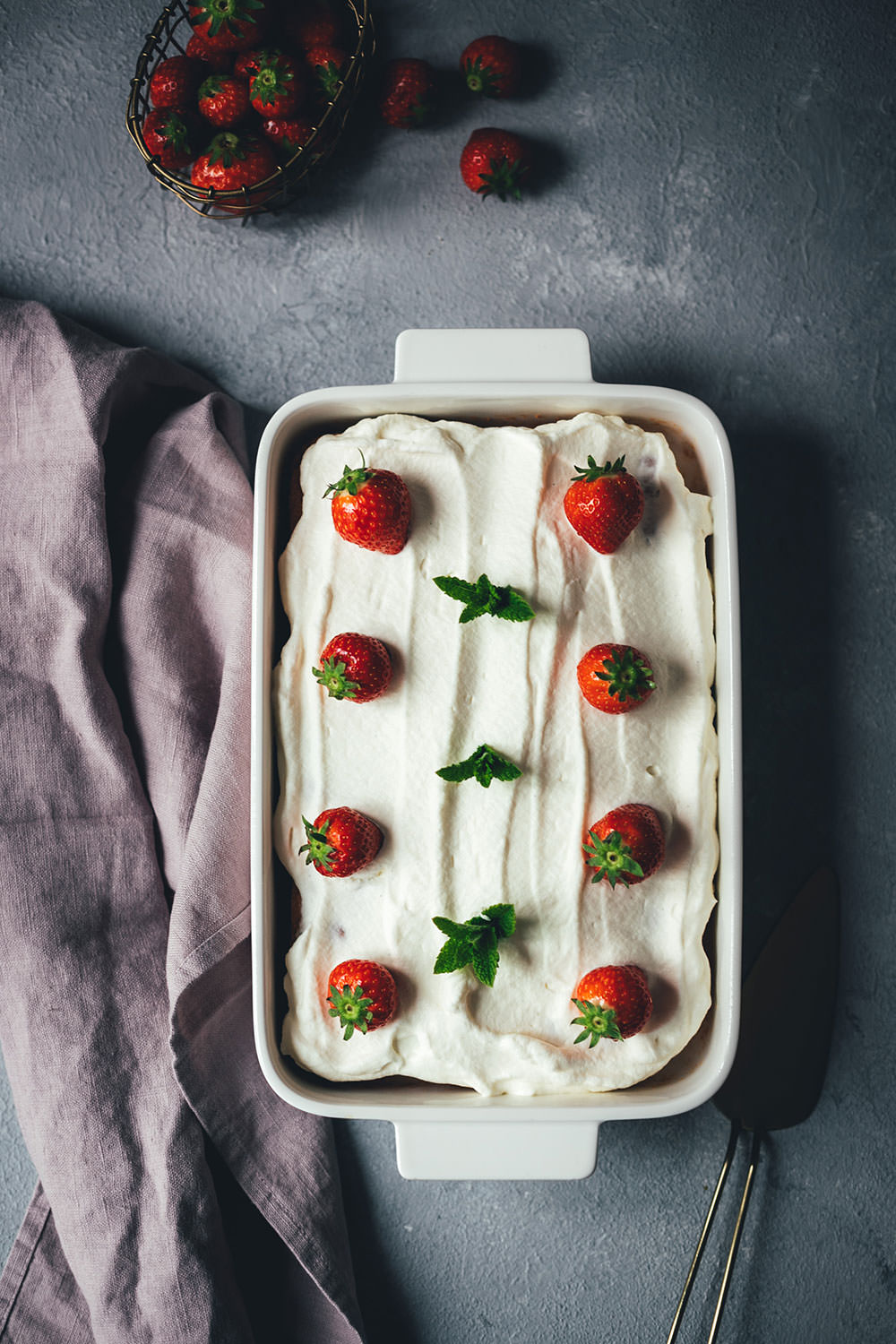 Rezept für Tres Leches Cake | mittelamerikanischer Milchkuchen | einfacher Biskuitteig, der mit drei Milchsorten getränkt und anschließend mit Sahnehaube serviert wird | moeyskitchen.com #tresleches #treslechescake #treslecheskuchen #kuchen #kuchenbacken #rezepte #foodblog #foodblogger #backen #backrezepte #worldbakingday #nationalfoodday