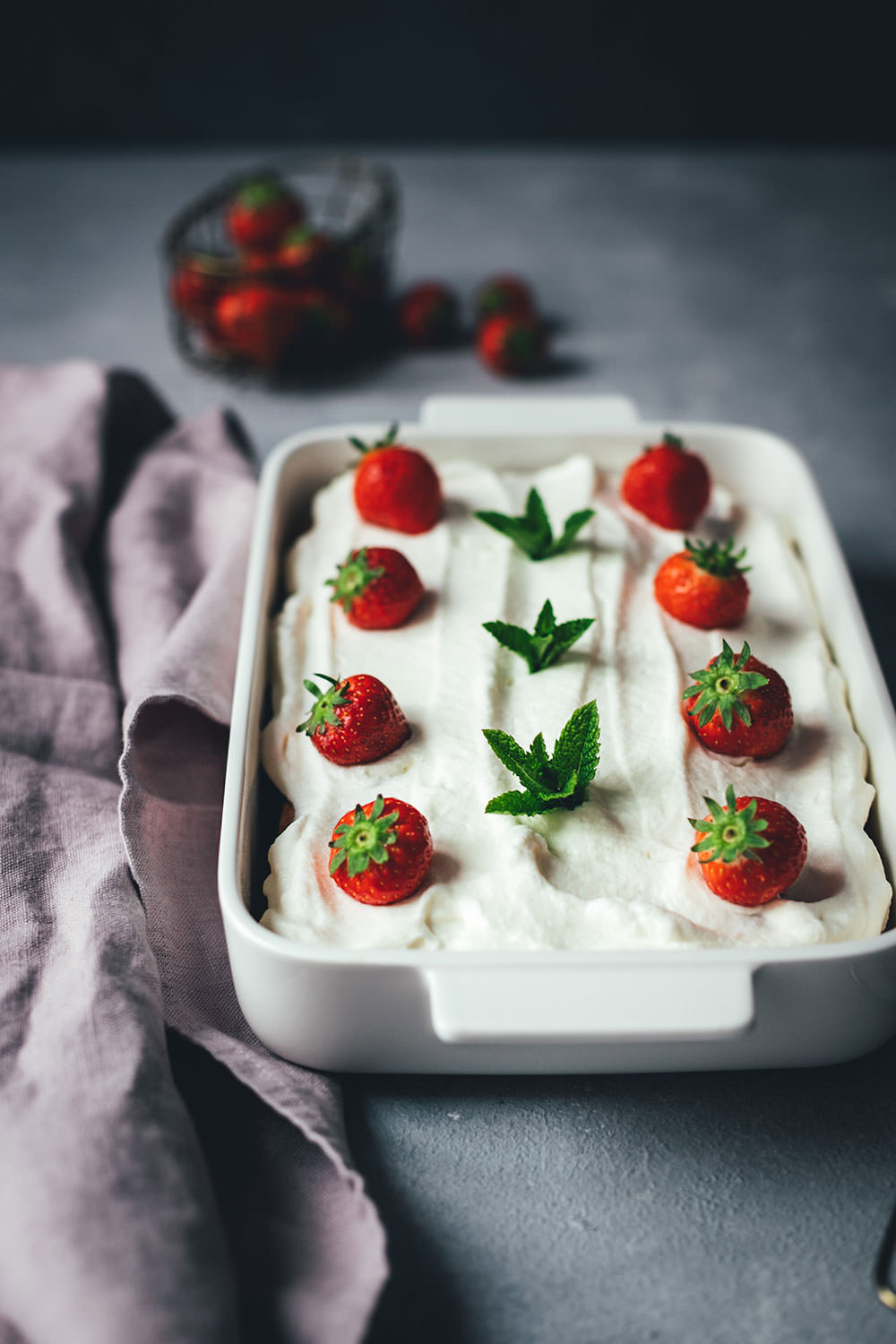 Rezept für Tres Leches Cake | mittelamerikanischer Milchkuchen | einfacher Biskuitteig, der mit drei Milchsorten getränkt und anschließend mit Sahnehaube serviert wird | moeyskitchen.com #tresleches #treslechescake #treslecheskuchen #kuchen #kuchenbacken #rezepte #foodblog #foodblogger #backen #backrezepte #worldbakingday #nationalfoodday
