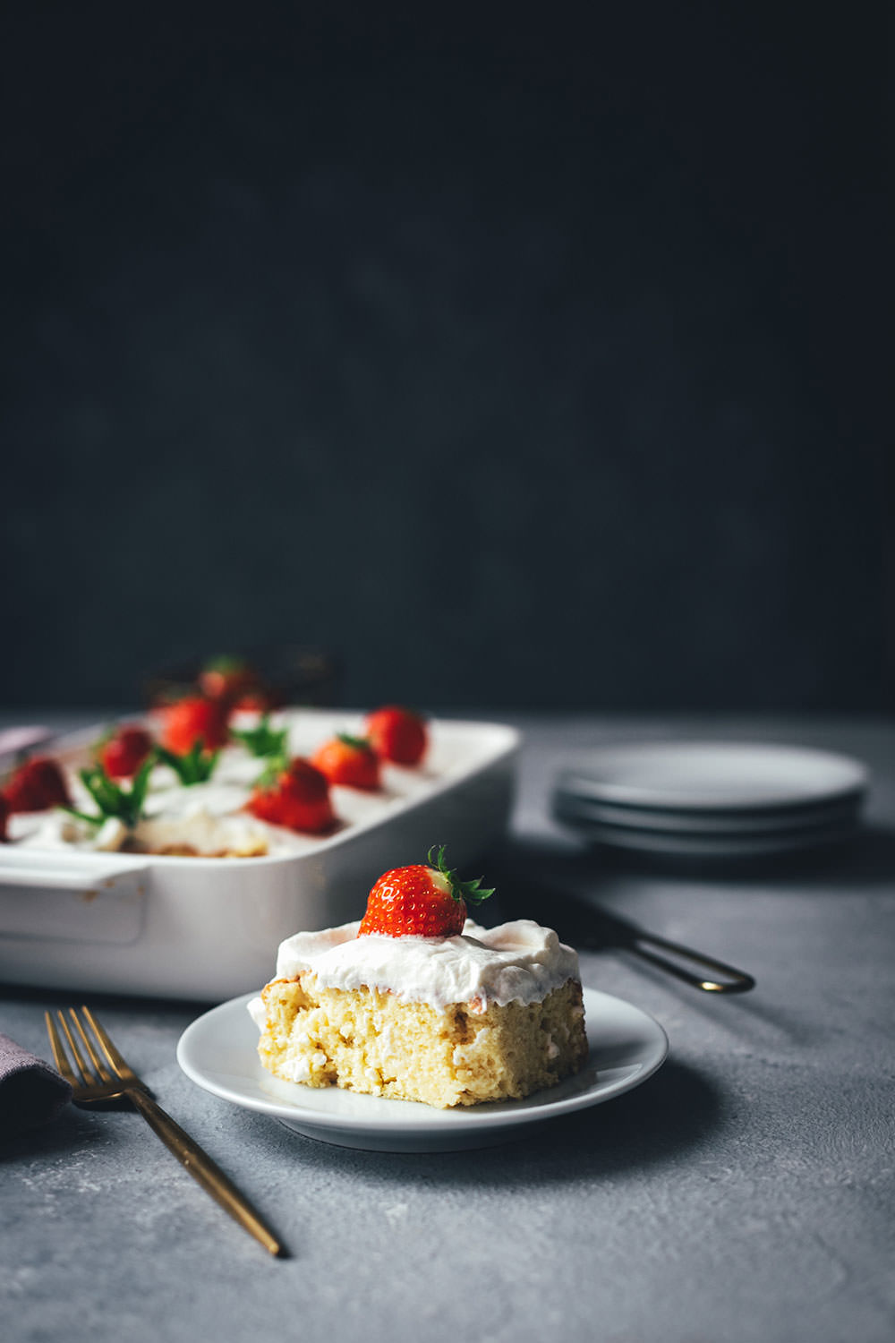 Rezept für Tres Leches Cake | mittelamerikanischer Milchkuchen | einfacher Biskuitteig, der mit drei Milchsorten getränkt und anschließend mit Sahnehaube serviert wird | moeyskitchen.com #tresleches #treslechescake #treslecheskuchen #kuchen #kuchenbacken #rezepte #foodblog #foodblogger #backen #backrezepte #worldbakingday #nationalfoodday