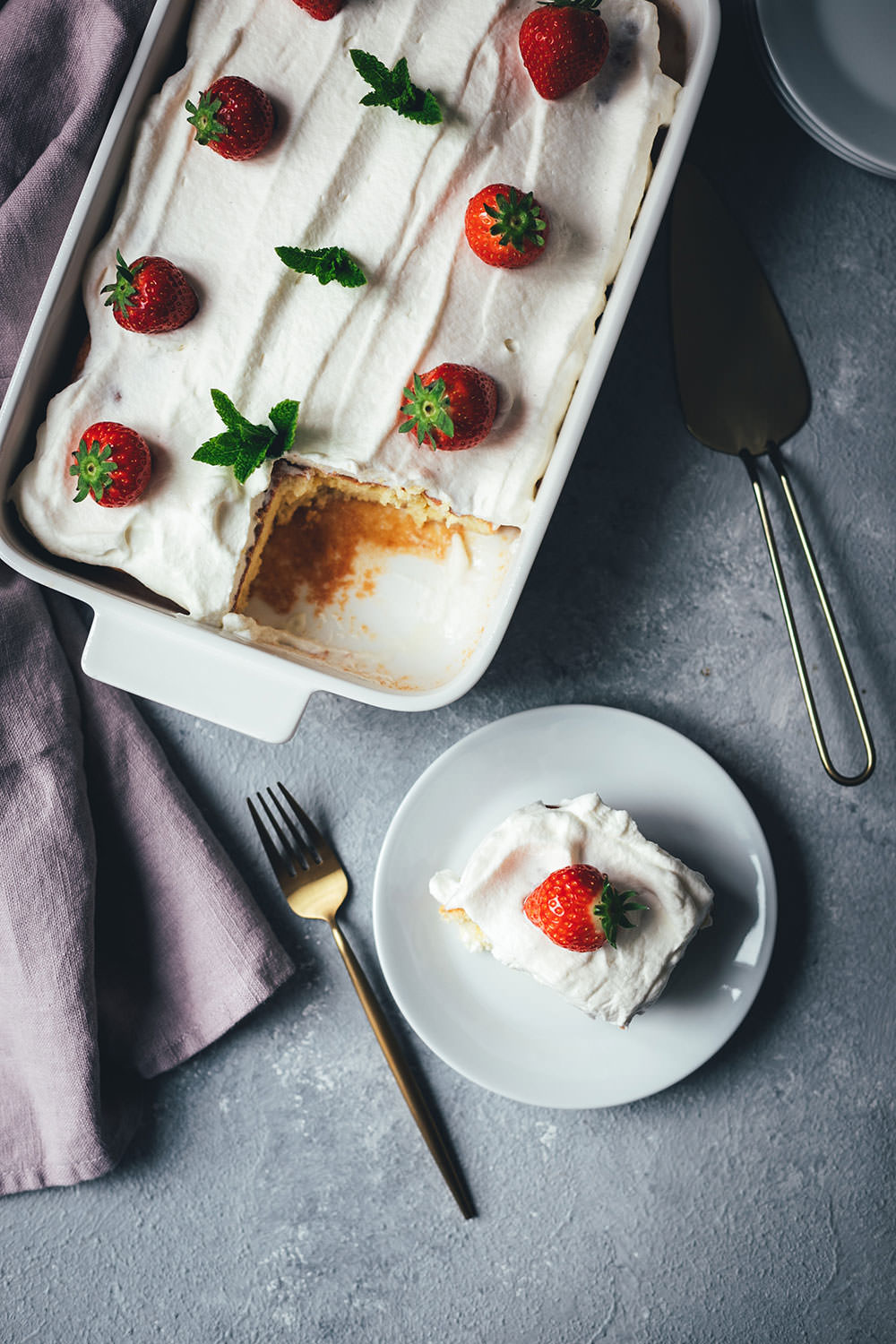 Rezept für Tres Leches Cake | mittelamerikanischer Milchkuchen | einfacher Biskuitteig, der mit drei Milchsorten getränkt und anschließend mit Sahnehaube serviert wird | moeyskitchen.com #tresleches #treslechescake #treslecheskuchen #kuchen #kuchenbacken #rezepte #foodblog #foodblogger #backen #backrezepte #worldbakingday #nationalfoodday