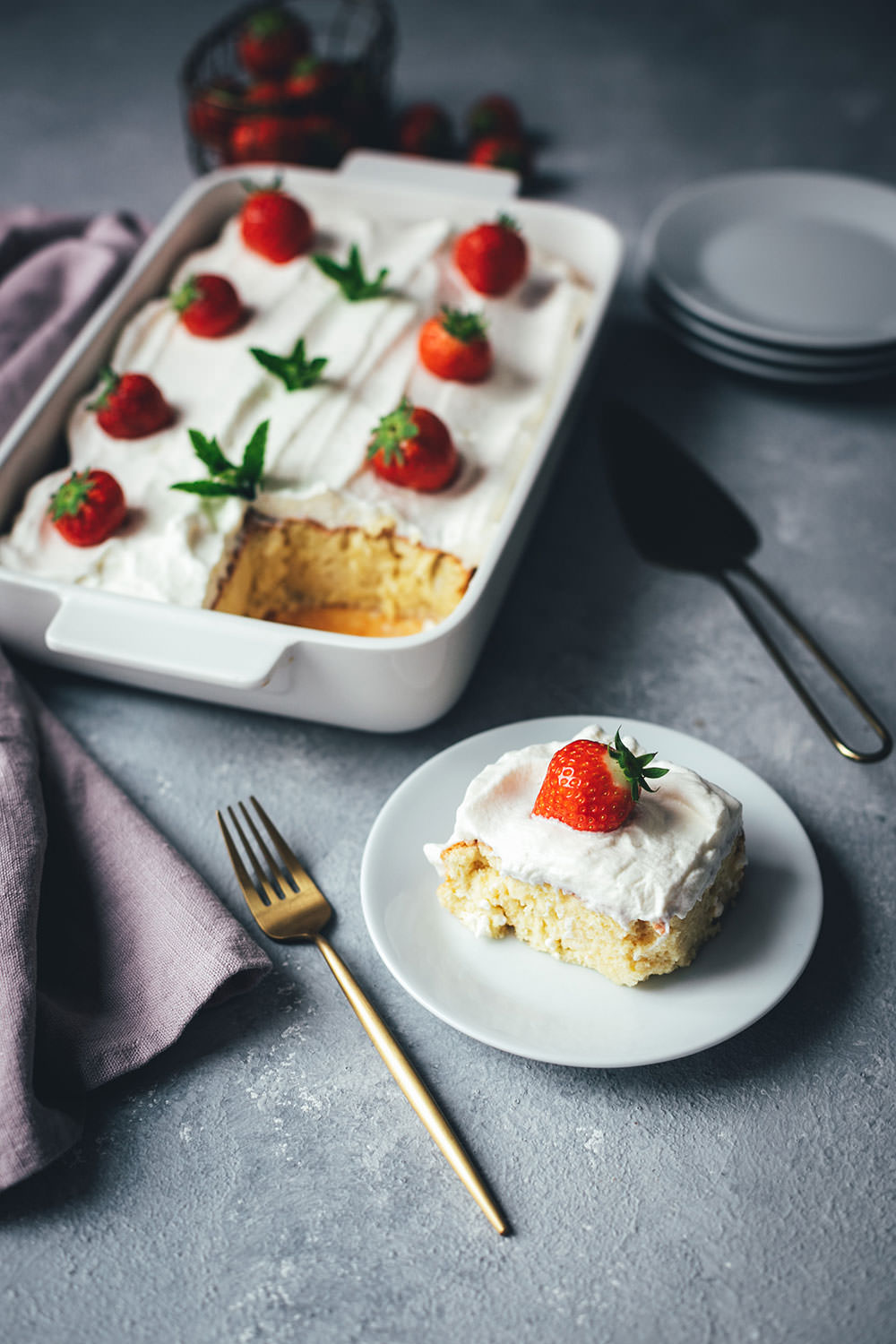 Rezept für Tres Leches Cake | mittelamerikanischer Milchkuchen | einfacher Biskuitteig, der mit drei Milchsorten getränkt und anschließend mit Sahnehaube serviert wird | moeyskitchen.com #tresleches #treslechescake #treslecheskuchen #kuchen #kuchenbacken #rezepte #foodblog #foodblogger #backen #backrezepte #worldbakingday #nationalfoodday