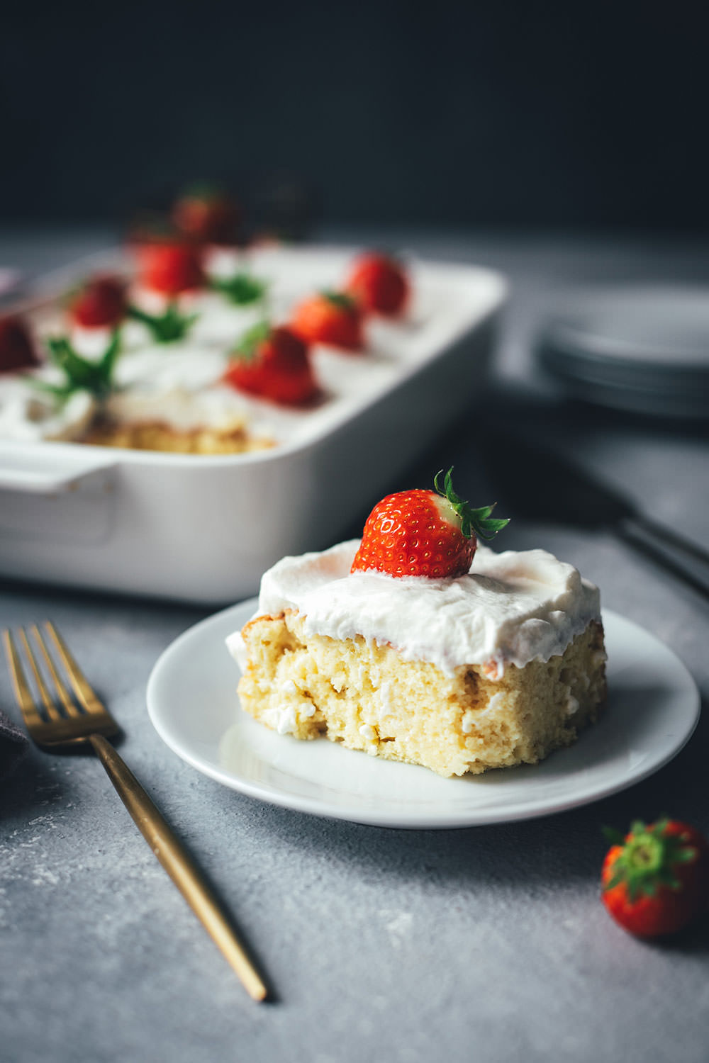 Rezept für Tres Leches Cake | mittelamerikanischer Milchkuchen | einfacher Biskuitteig, der mit drei Milchsorten getränkt und anschließend mit Sahnehaube serviert wird | moeyskitchen.com #tresleches #treslechescake #treslecheskuchen #kuchen #kuchenbacken #rezepte #foodblog #foodblogger #backen #backrezepte #worldbakingday #nationalfoodday