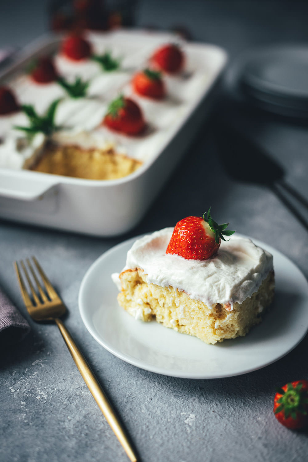 Rezept für Tres Leches Cake | mittelamerikanischer Milchkuchen | einfacher Biskuitteig, der mit drei Milchsorten getränkt und anschließend mit Sahnehaube serviert wird | moeyskitchen.com #tresleches #treslechescake #treslecheskuchen #kuchen #kuchenbacken #rezepte #foodblog #foodblogger #backen #backrezepte #worldbakingday #nationalfoodday