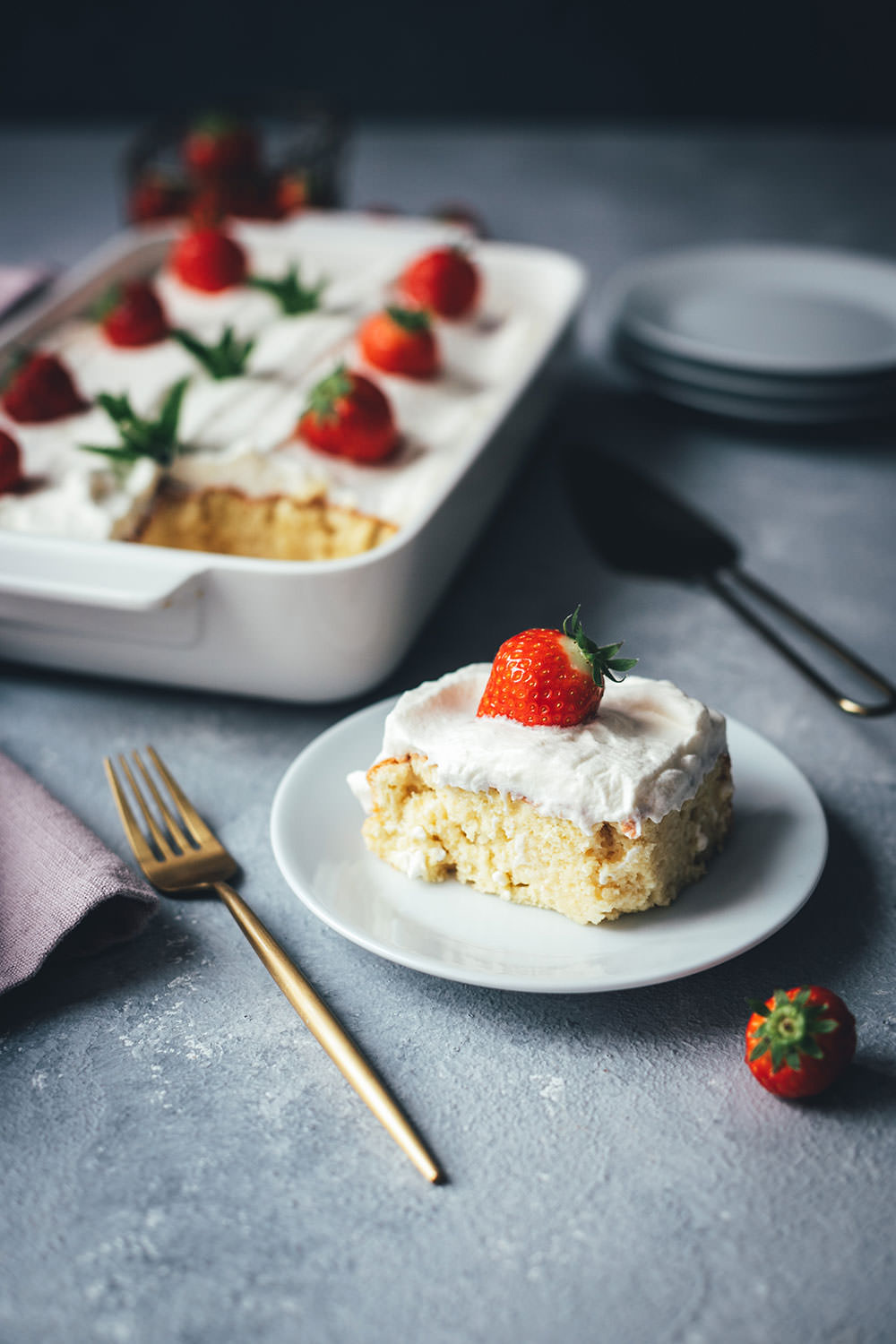 Rezept für Tres Leches Cake | mittelamerikanischer Milchkuchen | einfacher Biskuitteig, der mit drei Milchsorten getränkt und anschließend mit Sahnehaube serviert wird | moeyskitchen.com #tresleches #treslechescake #treslecheskuchen #kuchen #kuchenbacken #rezepte #foodblog #foodblogger #backen #backrezepte #worldbakingday #nationalfoodday