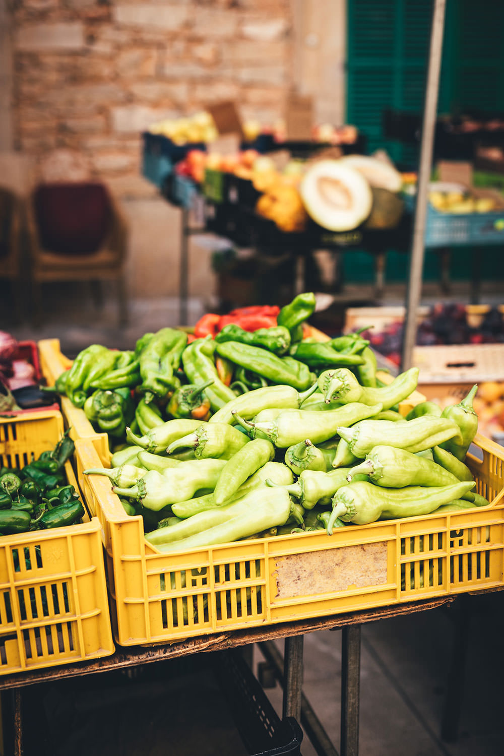 reife Paprika an einem Marktstand