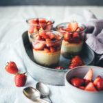 Rezept für kleine Erdbeer-Cheesecakes im Glas | individueller Cheesecake im Glas gebacken und mit frischen Erdbeeren serviert | moeyskitchen.com #cheesecake #erdbeeren #rezepte #foodblogger #käsekuchen #strawberrycheesecake #kuchen #kuchenbacken #beeren