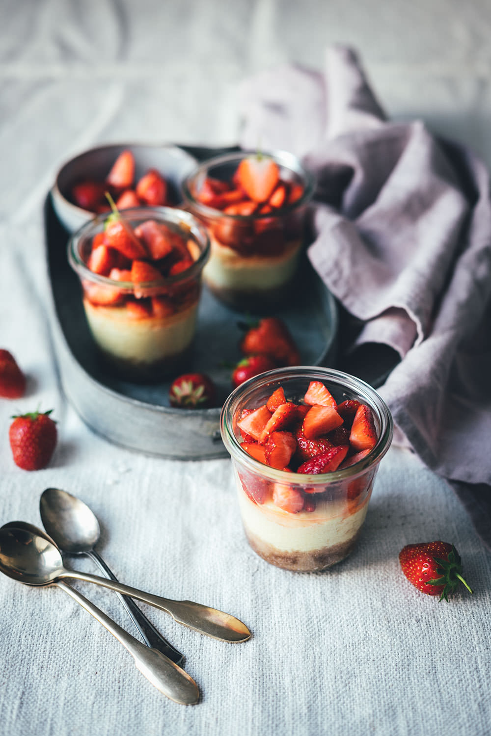 Rezept für kleine Erdbeer-Cheesecakes im Glas | individueller Cheesecake im Glas gebacken und mit frischen Erdbeeren serviert | moeyskitchen.com #cheesecake #erdbeeren #rezepte #foodblogger #käsekuchen #strawberrycheesecake #kuchen #kuchenbacken #beeren