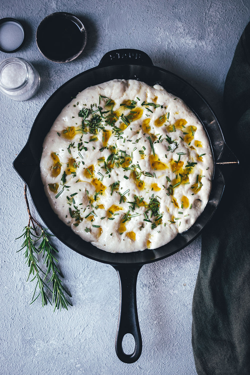 Rezept für knusprige Focaccia aus der Pfanne – auf dem Grill oder im Ofen gebacken | moeyskitchen.com #focaccia #brot #brotbacken #grillen #bbq #barbecue #rezepte #foodblogger