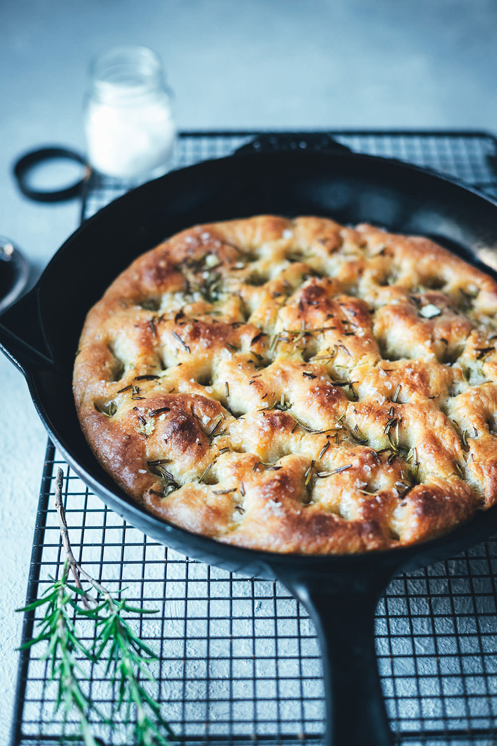 Rezept für knusprige Focaccia aus der Pfanne – auf dem Grill oder im Ofen gebacken | moeyskitchen.com #focaccia #brot #brotbacken #grillen #bbq #barbecue #rezepte #foodblogger