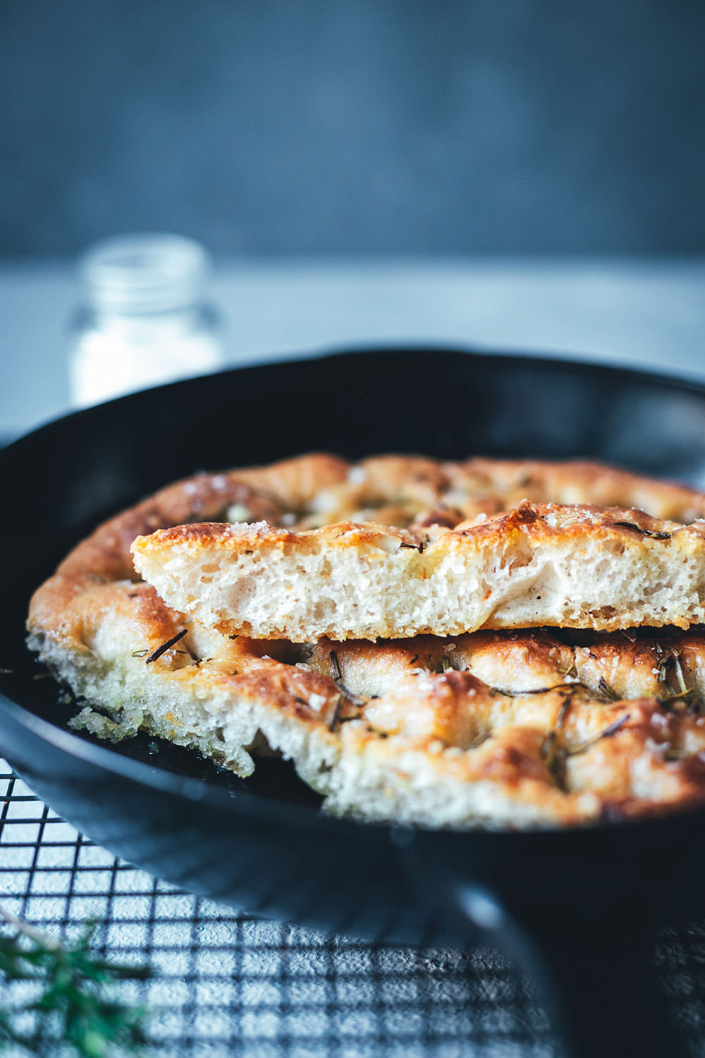 Rezept für knusprige Focaccia aus der Pfanne – auf dem Grill oder im Ofen gebacken | moeyskitchen.com #focaccia #brot #brotbacken #grillen #bbq #barbecue #rezepte #foodblogger
