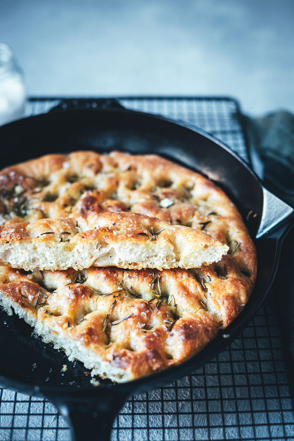 Rezept für knusprige Focaccia aus der Pfanne – auf dem Grill oder im Ofen gebacken | moeyskitchen.com #focaccia #brot #brotbacken #grillen #bbq #barbecue #rezepte #foodblogger