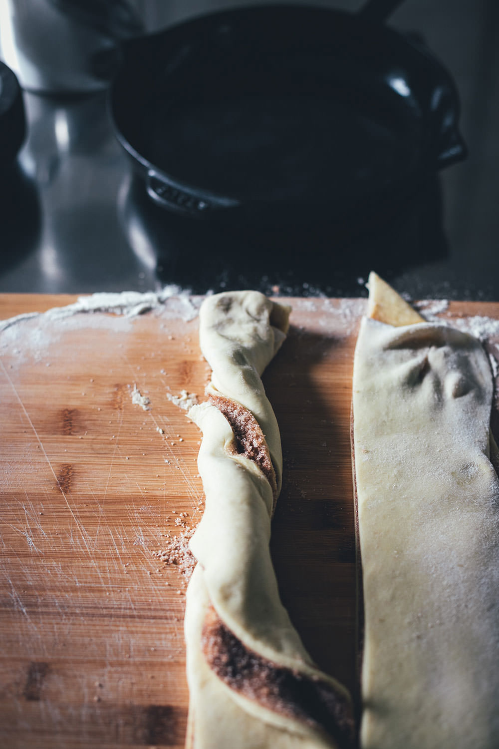 Rezept für Riesen-Zimtschnecke mit Zuckerguss | klassische Cinnamon Rolls als Kuchen | moeyskitchen.com #zimtschnecke #cinnamonroll #cinnamonbun #brunch #frühstück #kuchen #backen #foodblog #rezepte