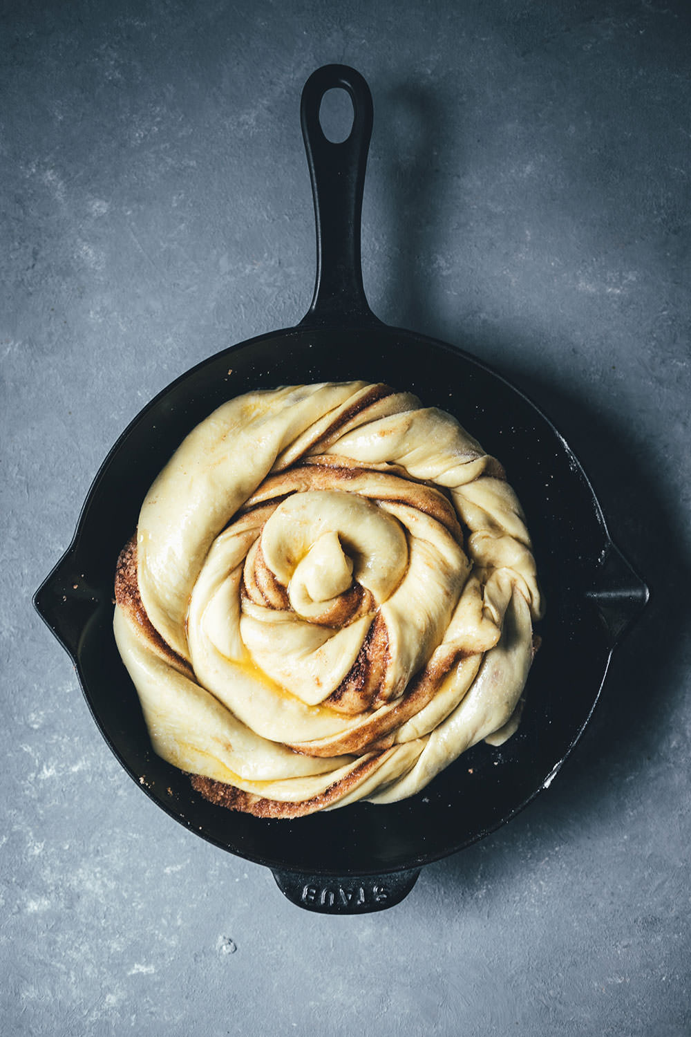 Rezept für Riesen-Zimtschnecke mit Zuckerguss | klassische Cinnamon Rolls als Kuchen | moeyskitchen.com #zimtschnecke #cinnamonroll #cinnamonbun #brunch #frühstück #kuchen #backen #foodblog #rezepte