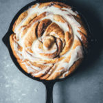 Rezept für Riesen-Zimtschnecke mit Zuckerguss | klassische Cinnamon Rolls als Kuchen | moeyskitchen.com #zimtschnecke #cinnamonroll #cinnamonbun #brunch #frühstück #kuchen #backen #foodblog #rezepte