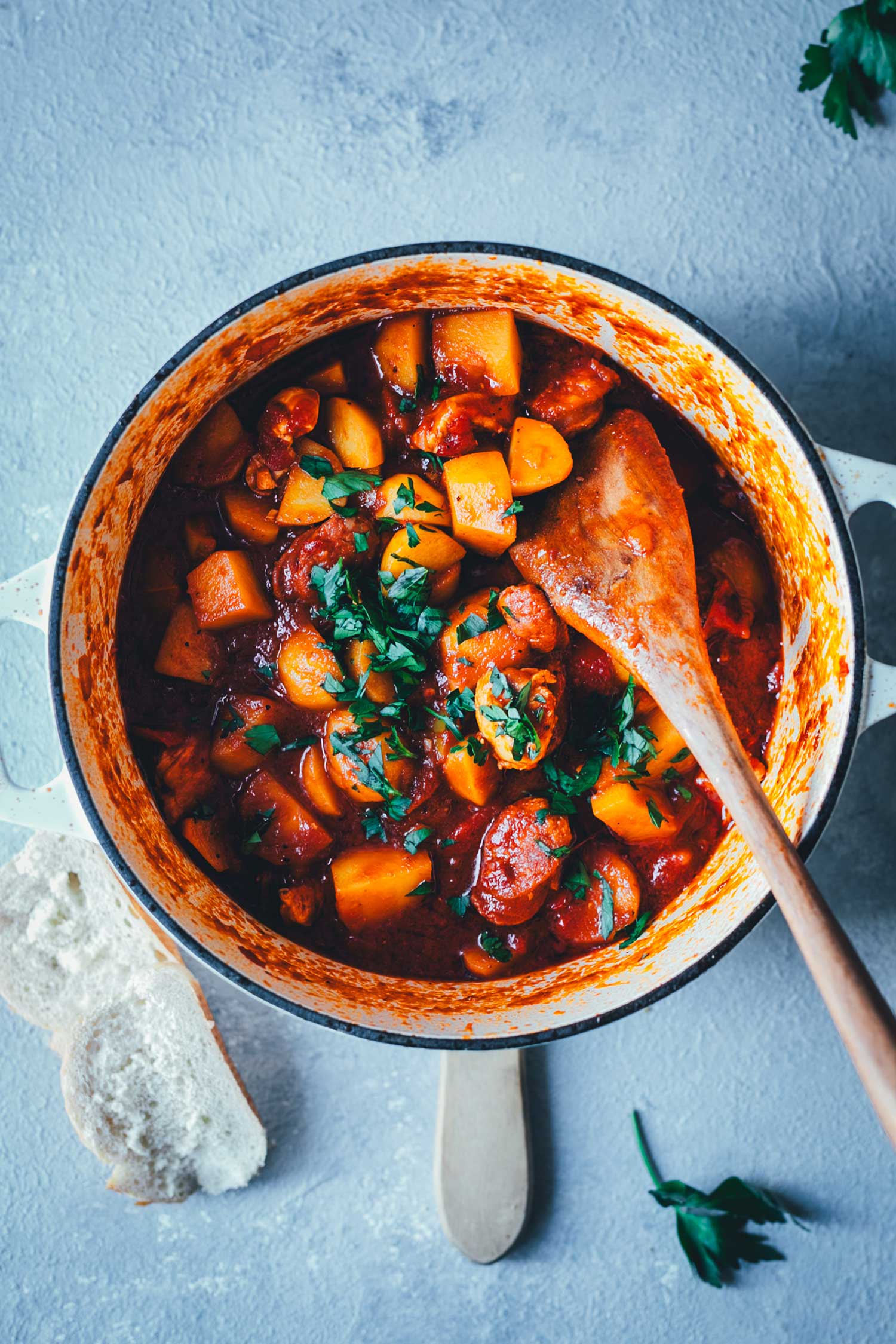 Topshot-Aufnahme mit Blick in einen gusseisernen Topf, gefüllt mit Kartoffel-Paprika-Eintopf und bereit zum Servieren | moeyskitchen.com