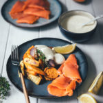 Rezept für geröstete Süßkartoffeln und Möhren vom Blech – mit Räucherlachs und Honig-Senf-Dip | gesundes Mittagessen oder leichtes Abendessen – schnell und einfach zubereitet | moeyskitchen.com #räucherlachs #räucherfisch #vomblech #onepan #süßkartoffeln #gesundkochen #foodblogger #rezepte #honigsenfdip