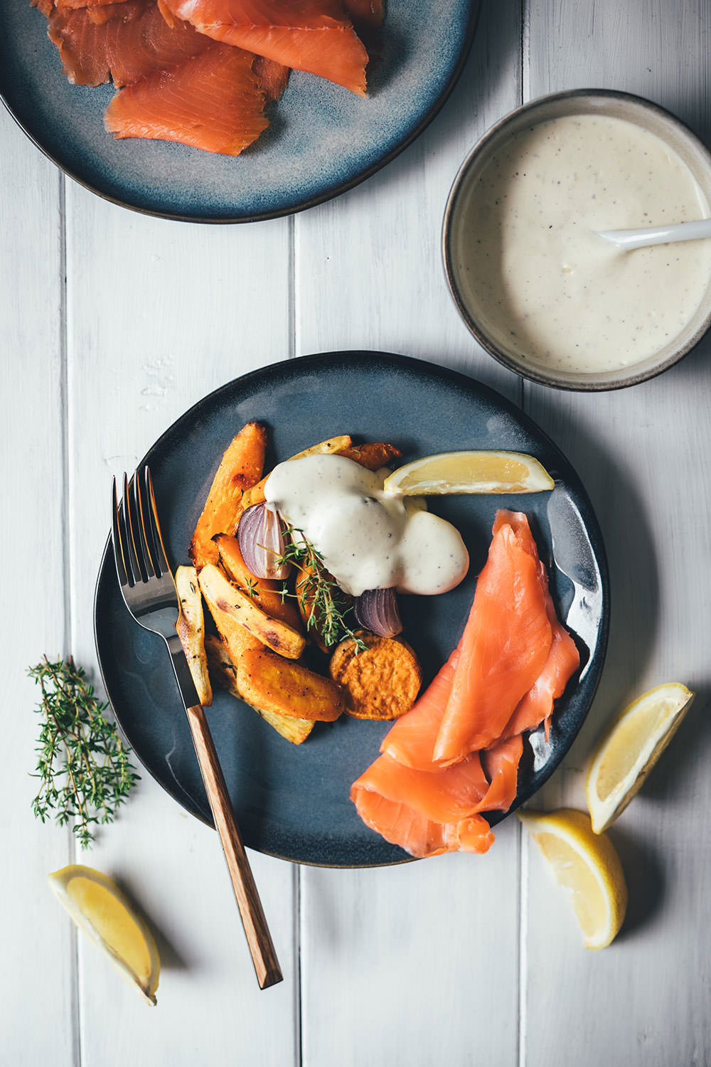 Rezept für geröstete Süßkartoffeln und Möhren vom Blech – mit Räucherlachs und Honig-Senf-Dip | gesundes Mittagessen oder leichtes Abendessen – schnell und einfach zubereitet | moeyskitchen.com #räucherlachs #räucherfisch #vomblech #onepan #süßkartoffeln #gesundkochen #foodblogger #rezepte #honigsenfdip